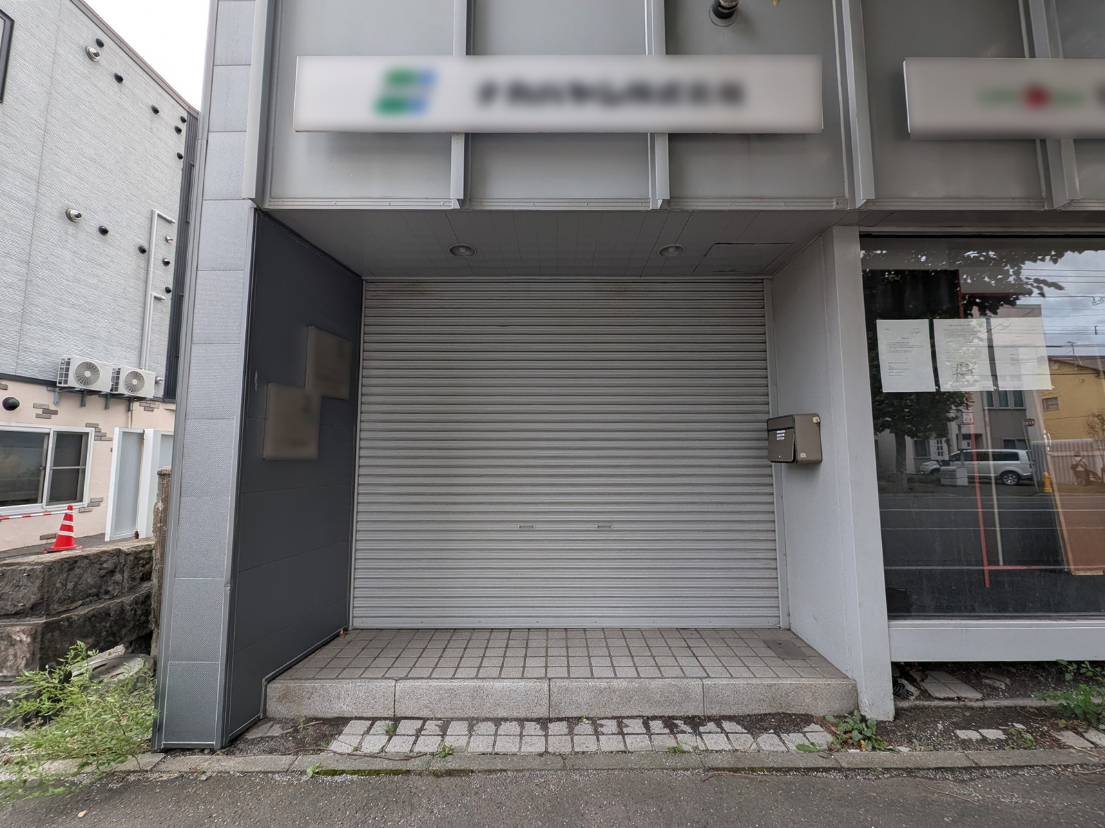 オフィスビル出入口