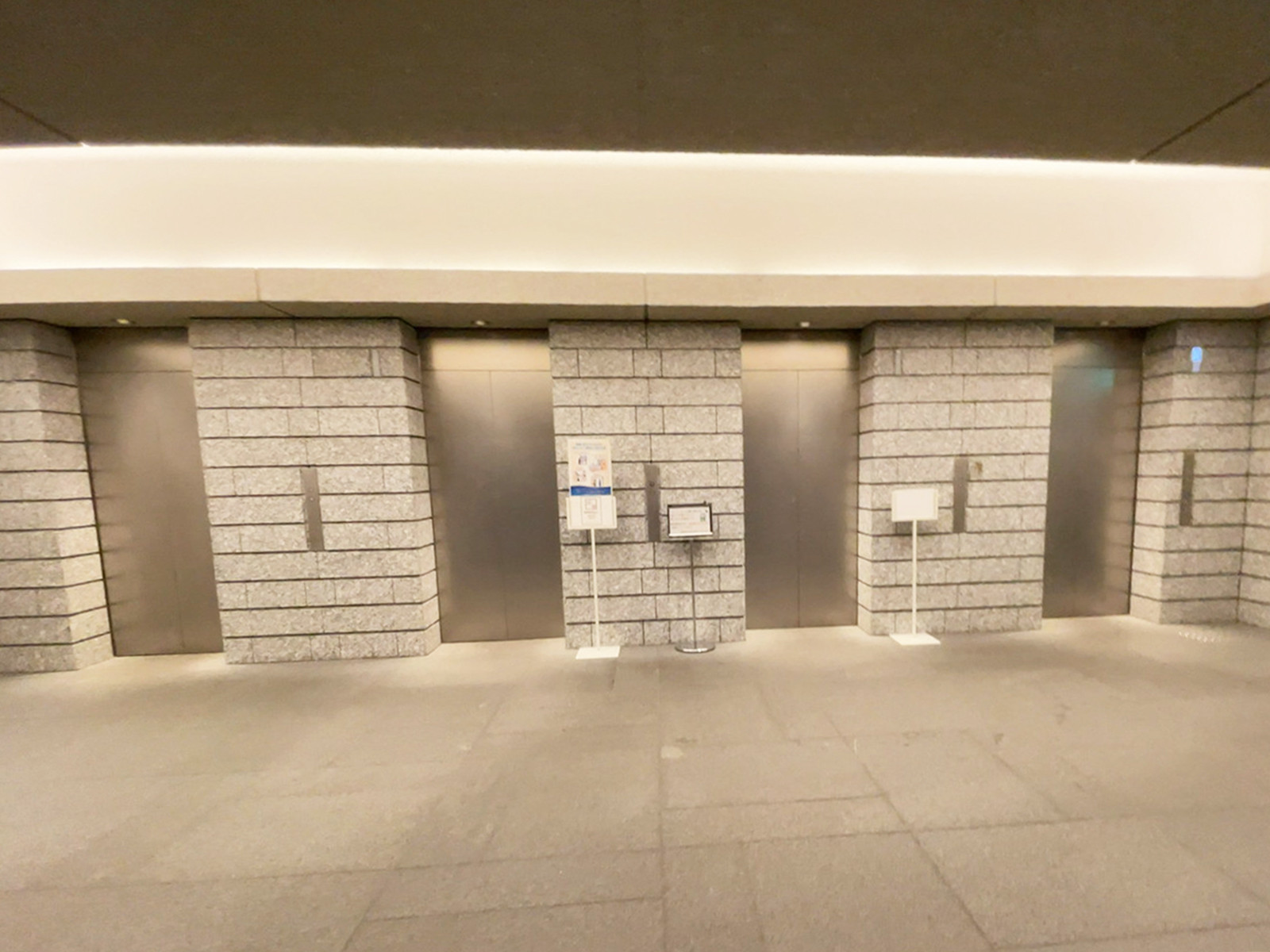 エレベーター(4基)