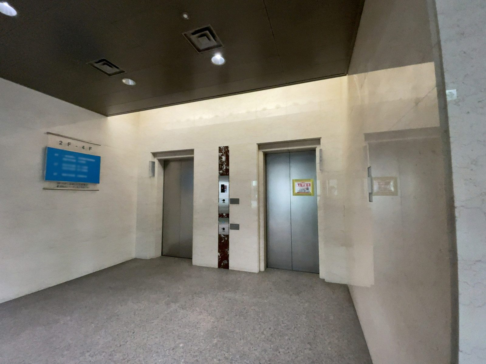 下層エレベーター(2基)