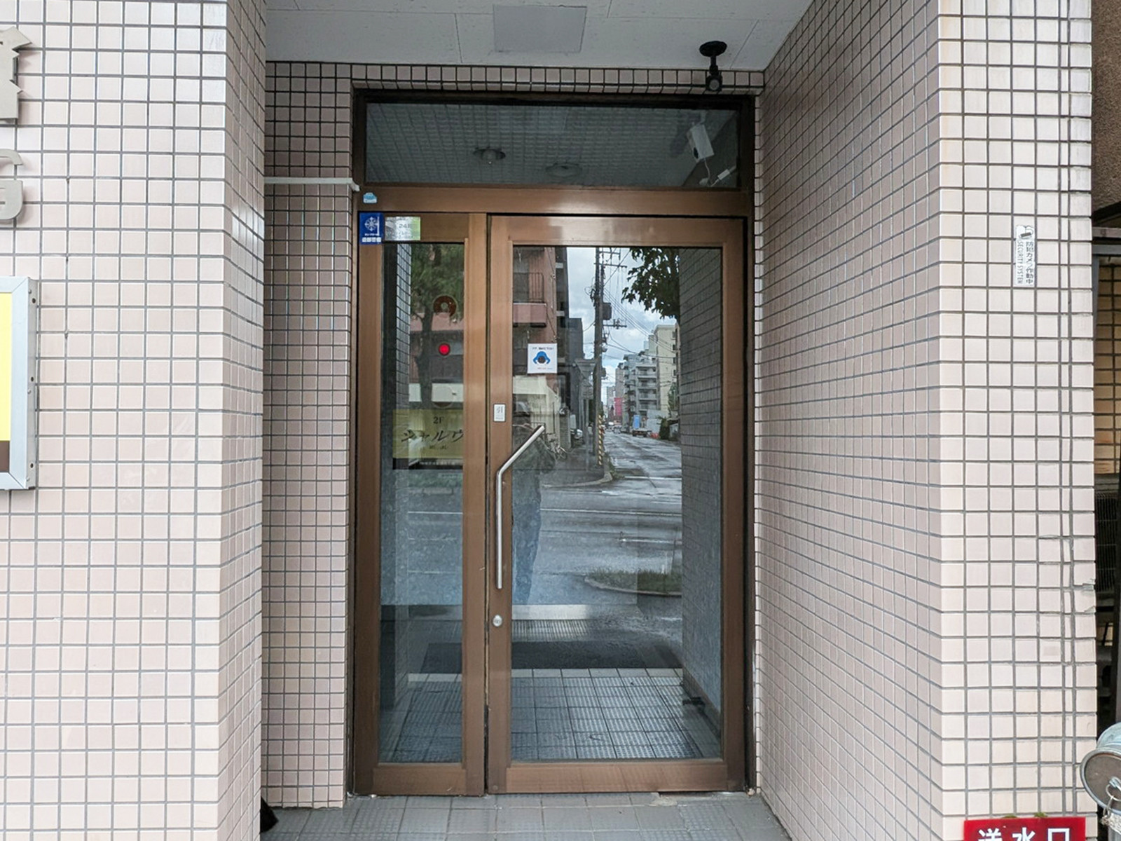 オフィスビル出入口