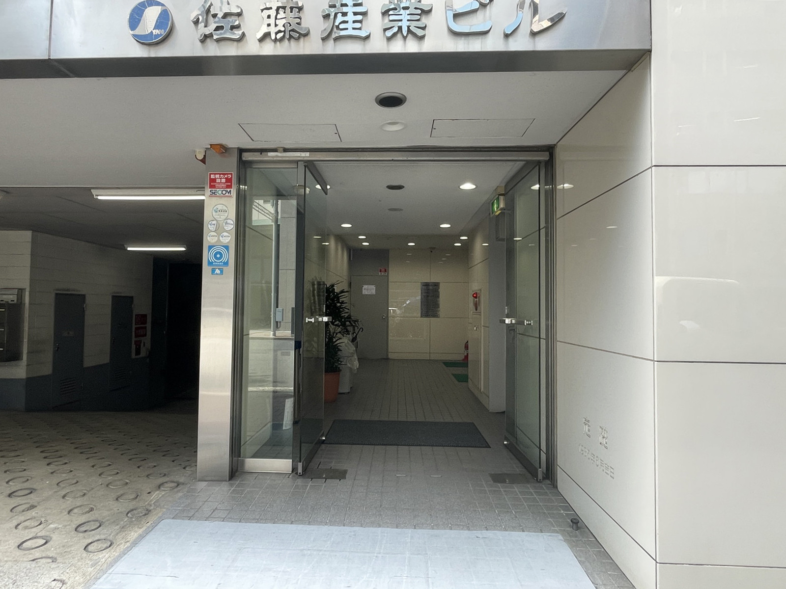 オフィスビル出入口