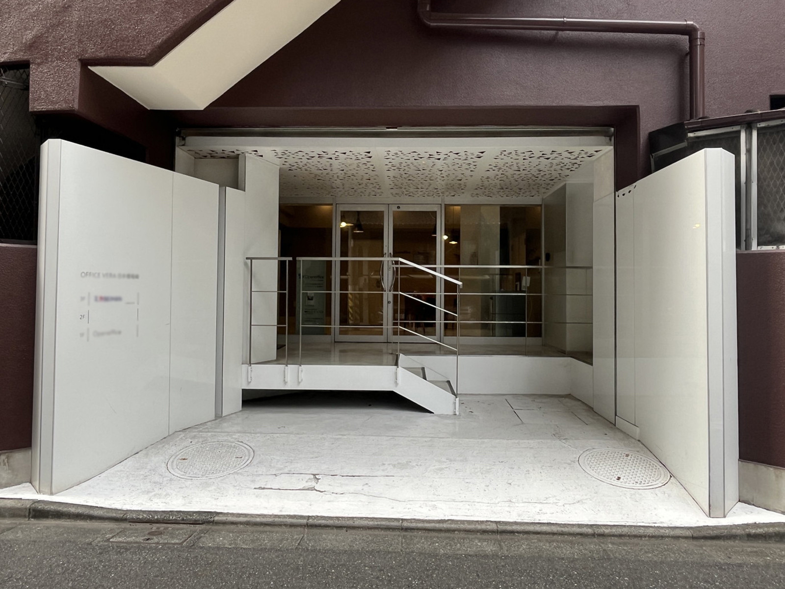 オフィスビル出入口