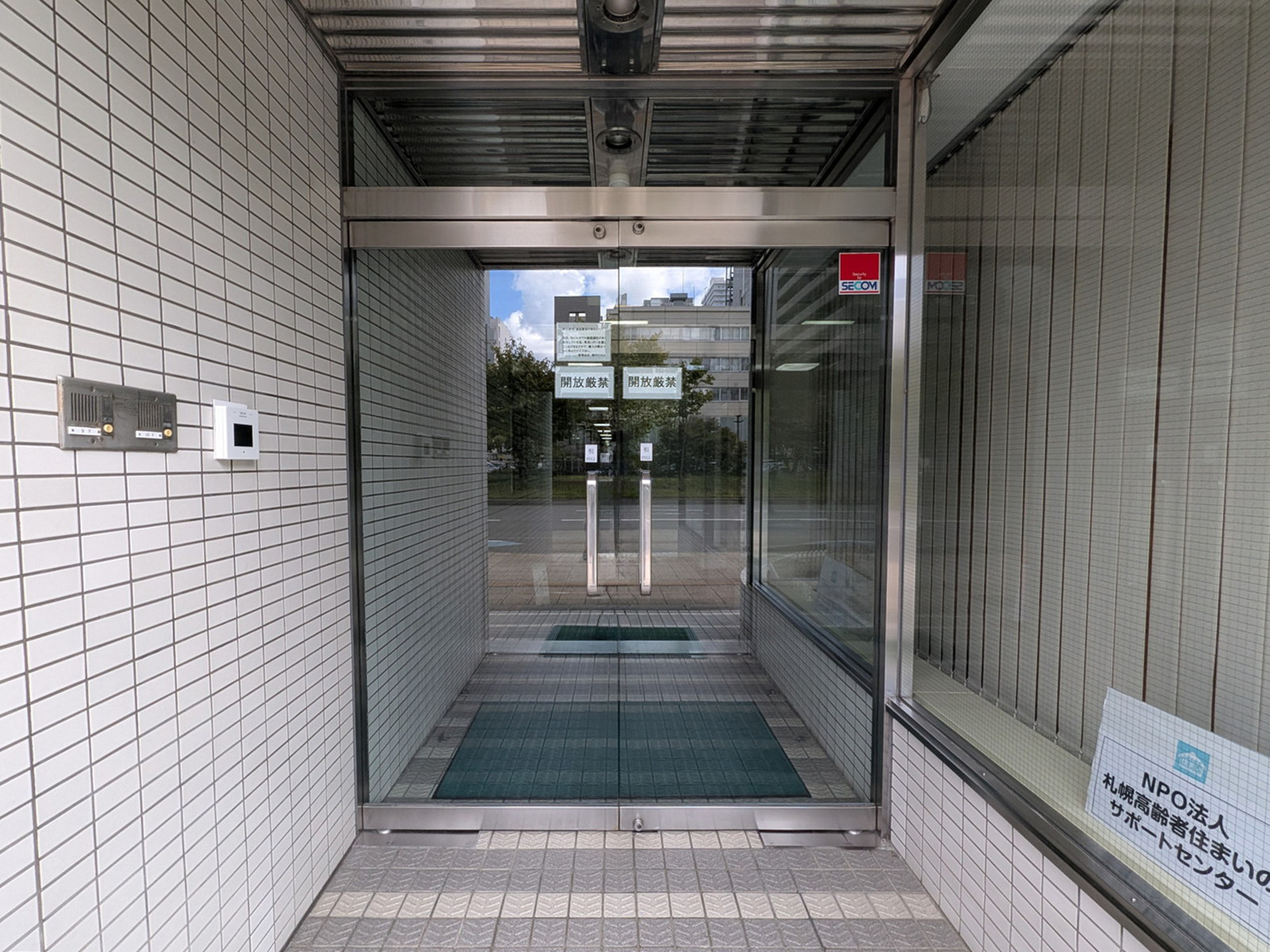 オフィスビル出入口