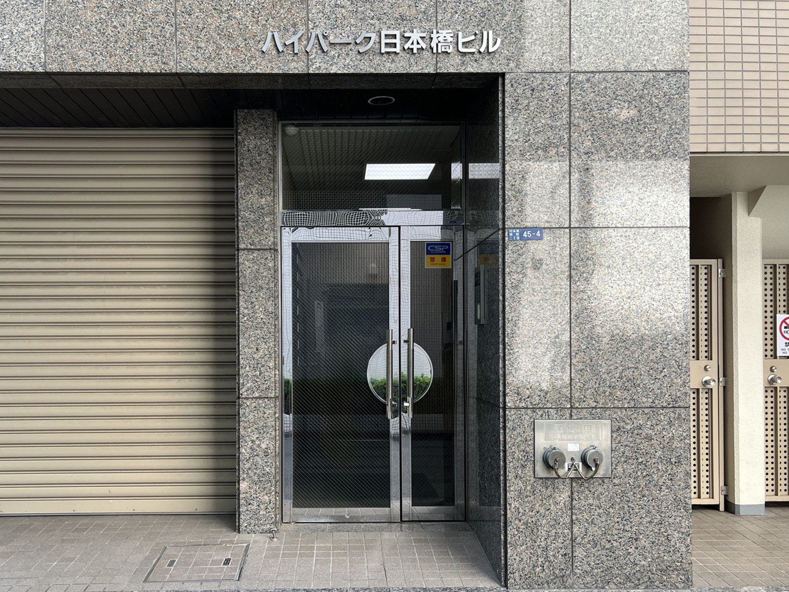 オフィスビル出入口
