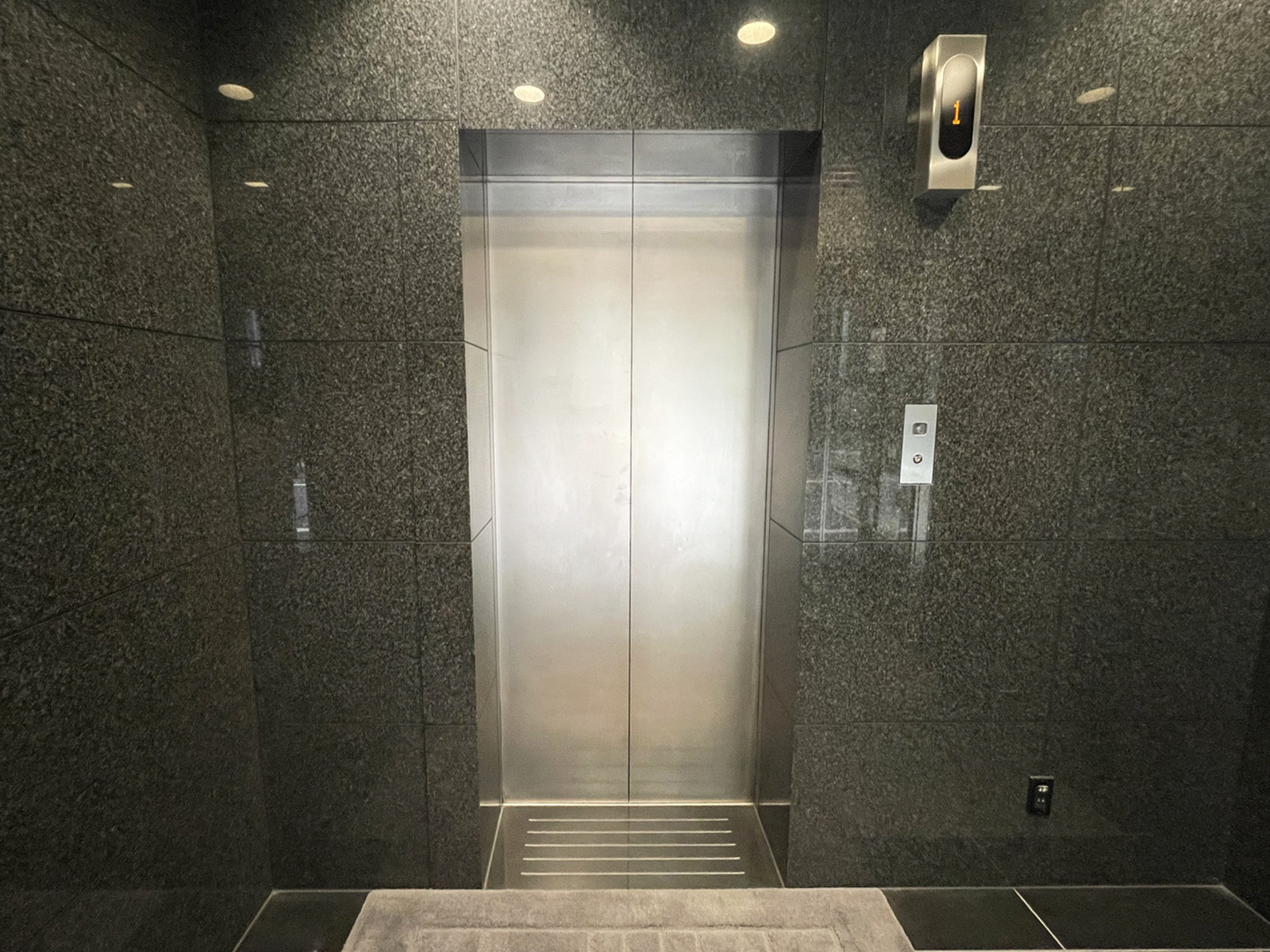 エレベーター(1基)