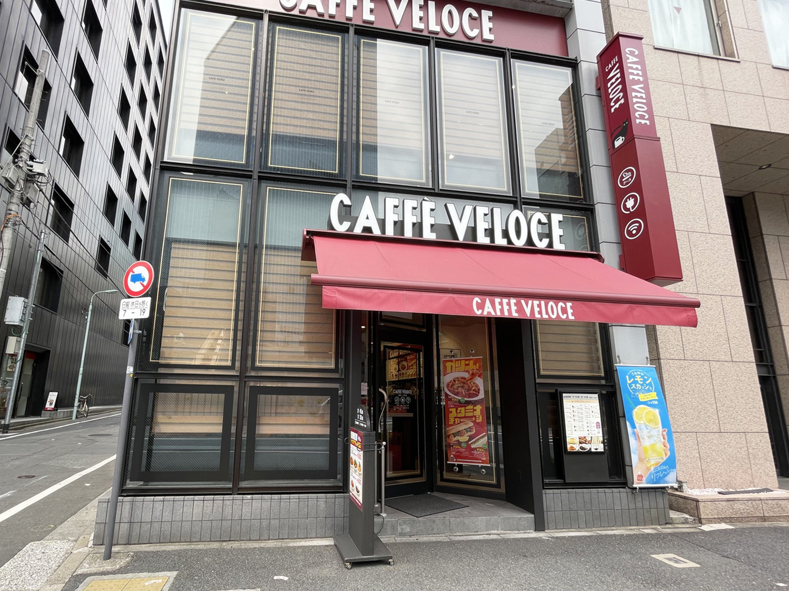 1階のカフェ・ベローチェ 室町一丁目店