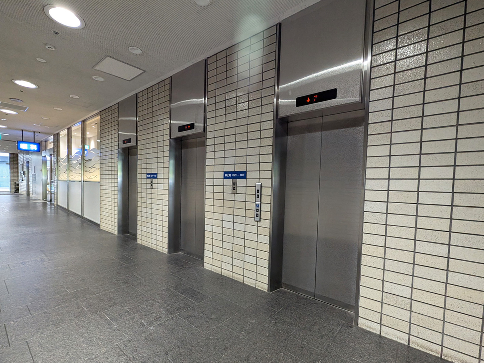 エレベーター(3基)