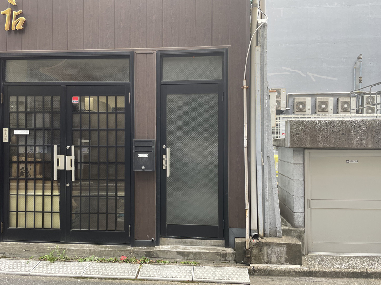 オフィスビル出入口