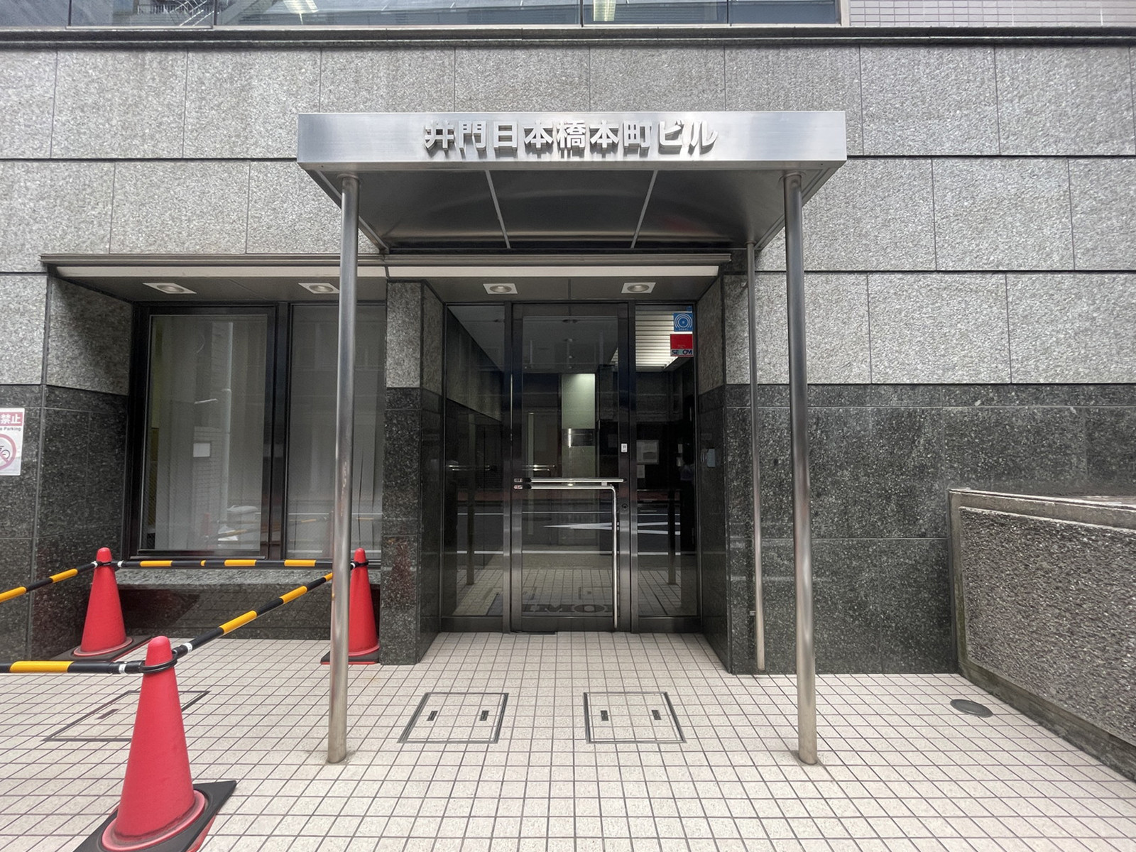 オフィスビル出入口