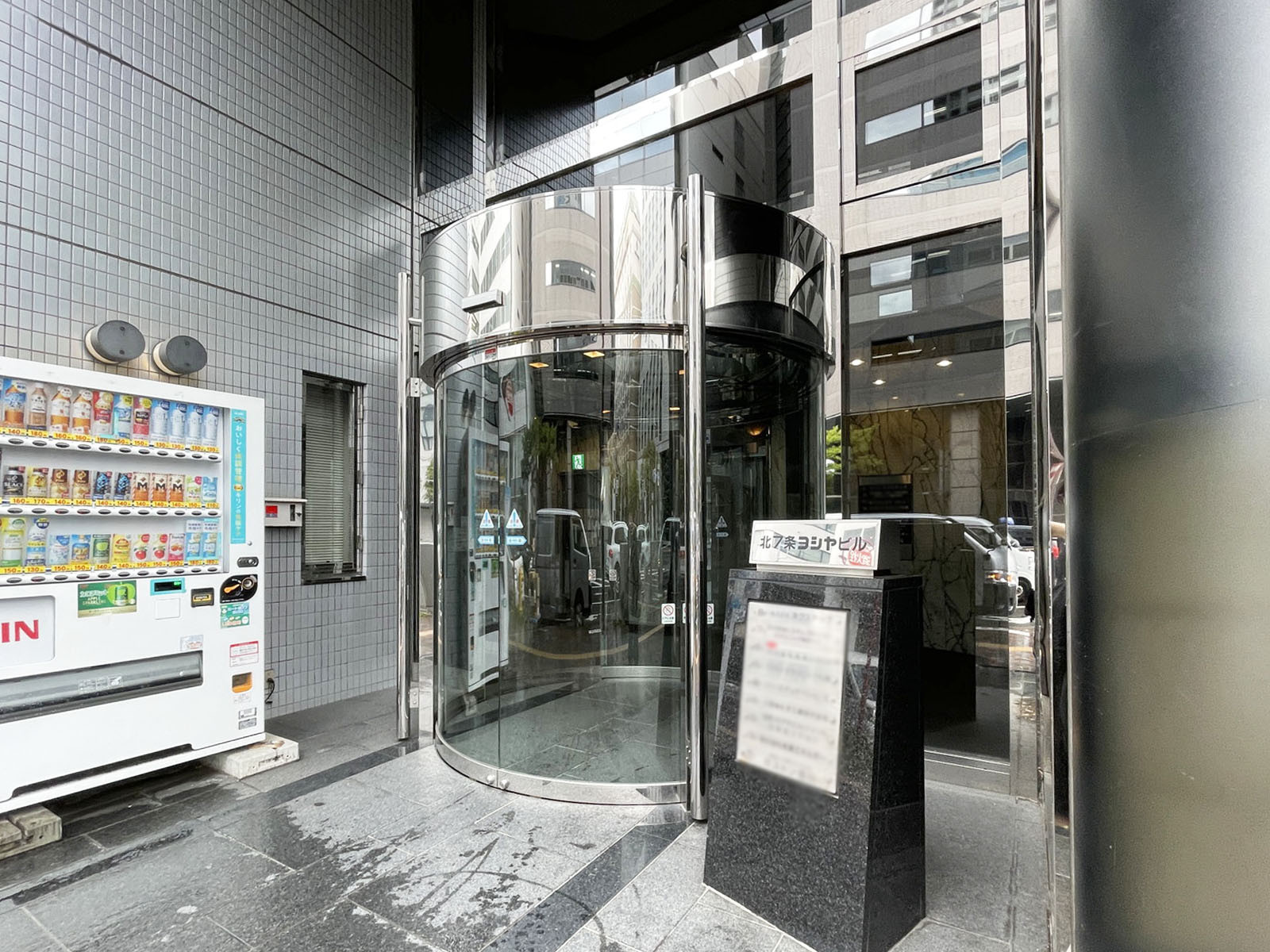 オフィスビル出入口
