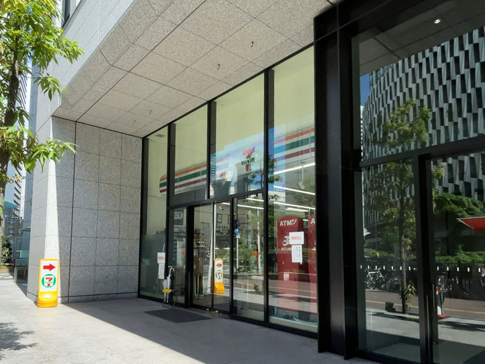 1階のセブン-イレブン 梅田曽根崎警察署前店