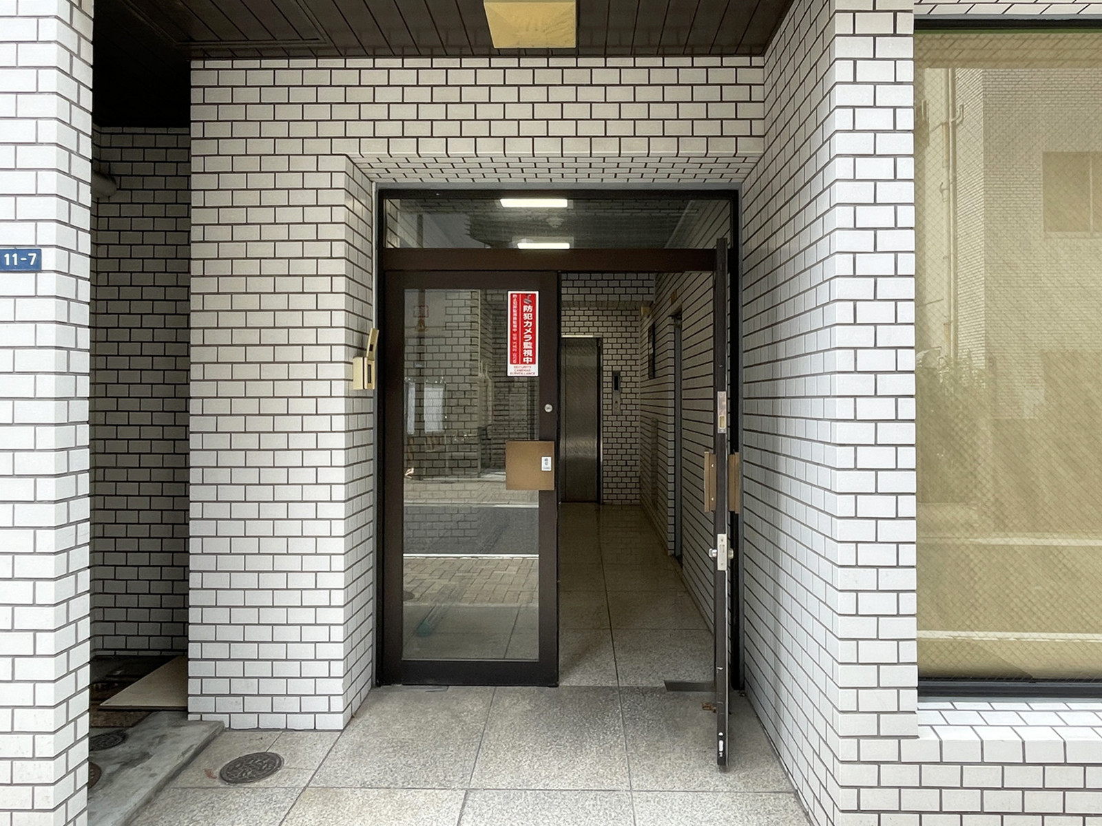 オフィスビル出入口