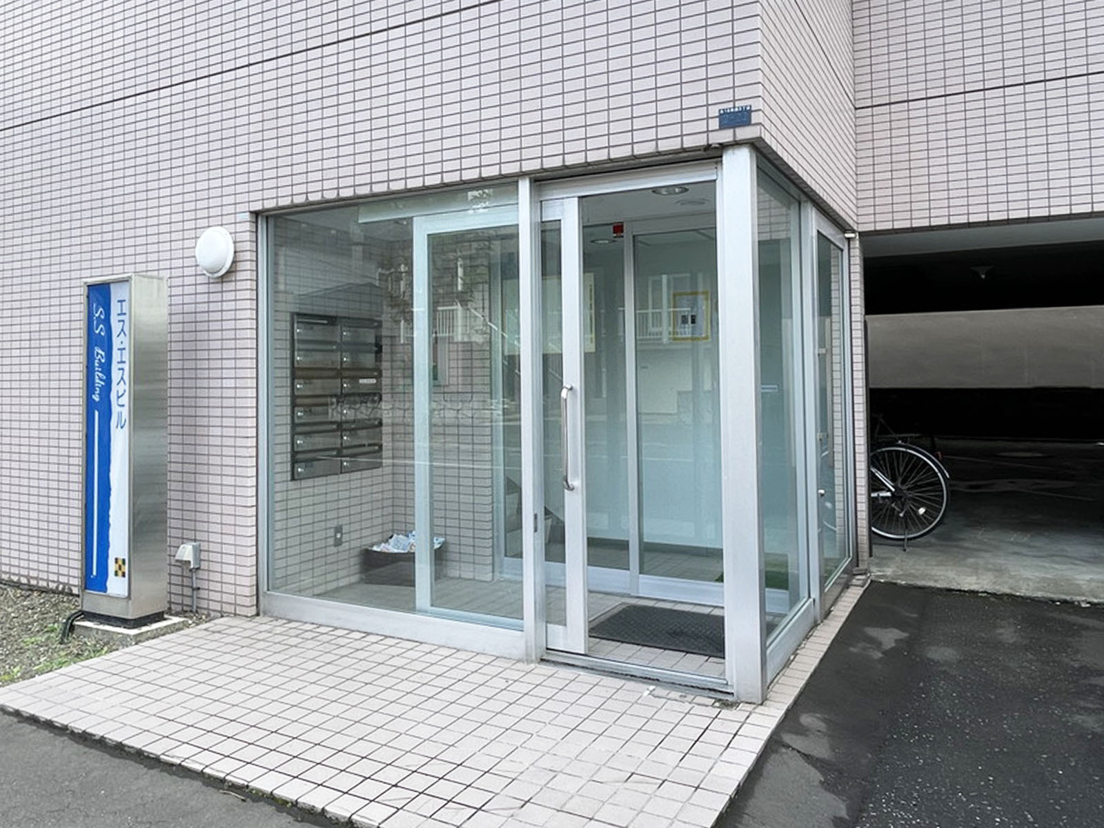 オフィスビル出入口