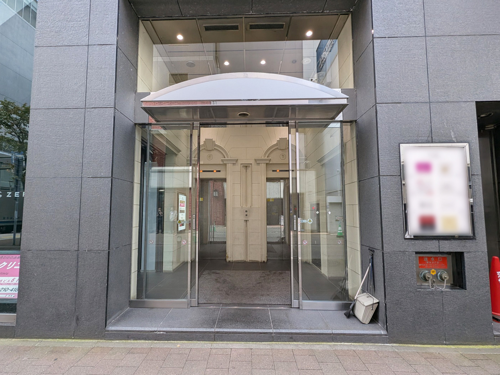 オフィスビル出入口