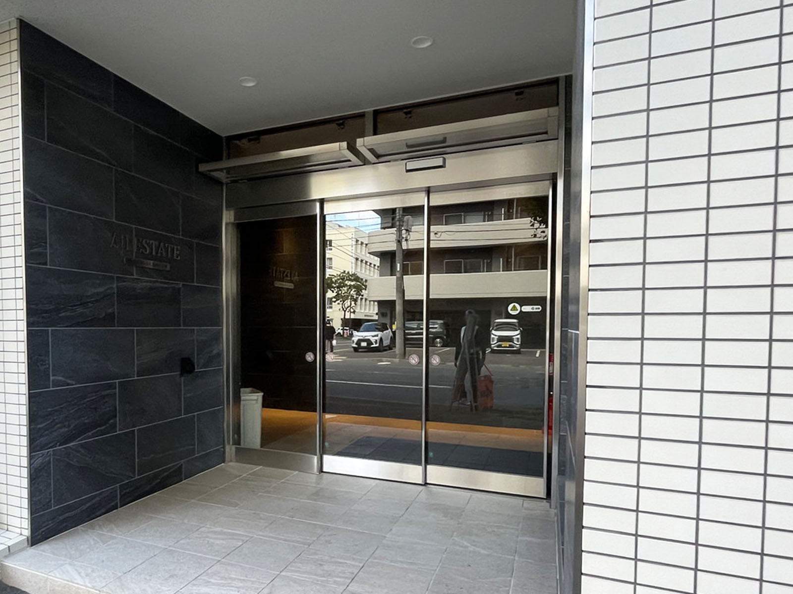 オフィスビル出入口