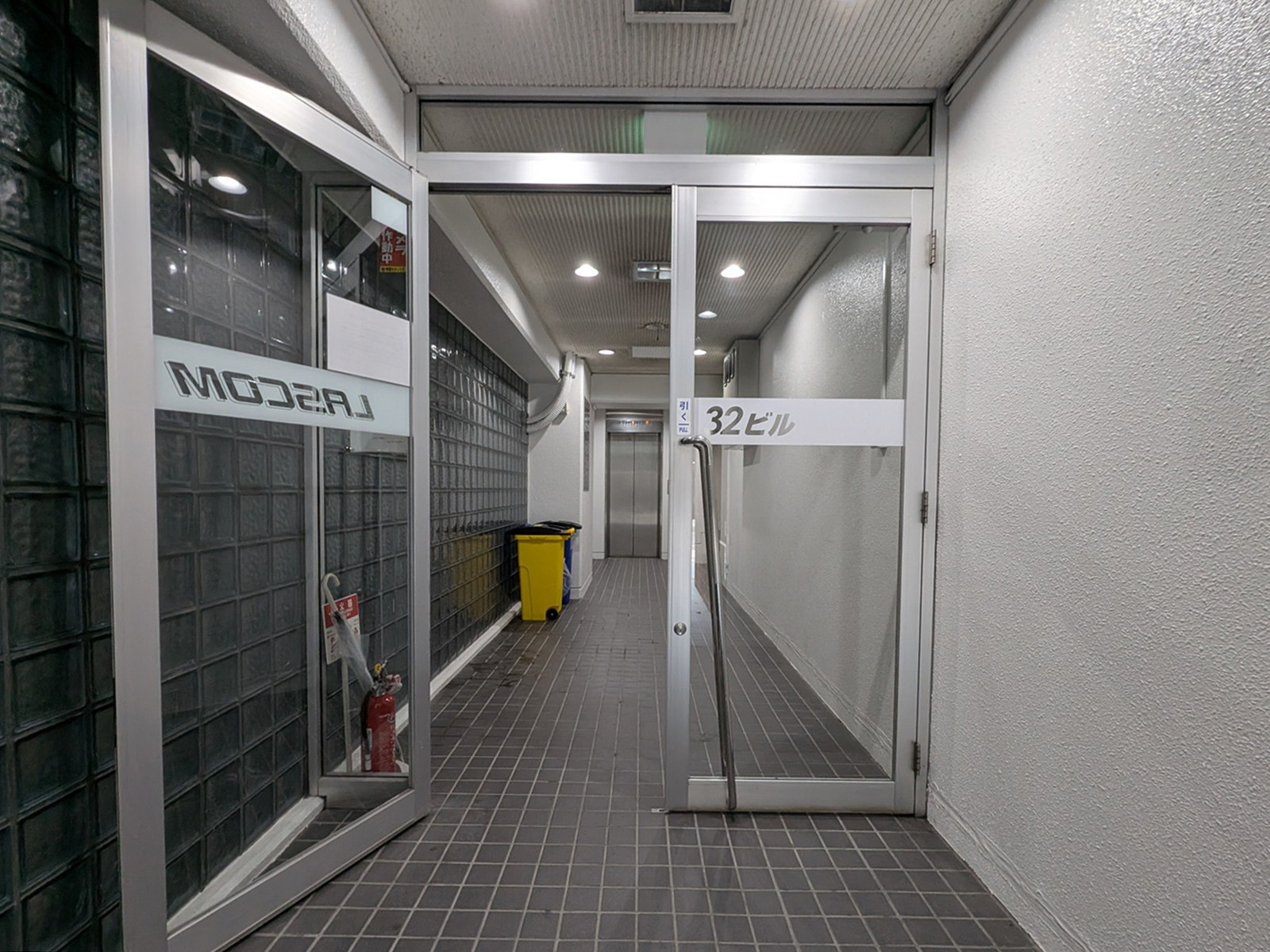 オフィスビル出入口