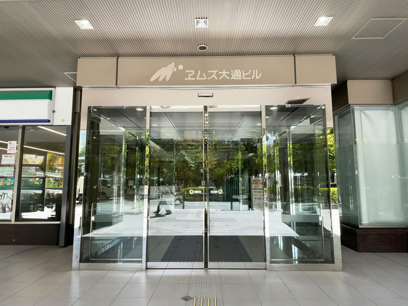オフィスビル出入口