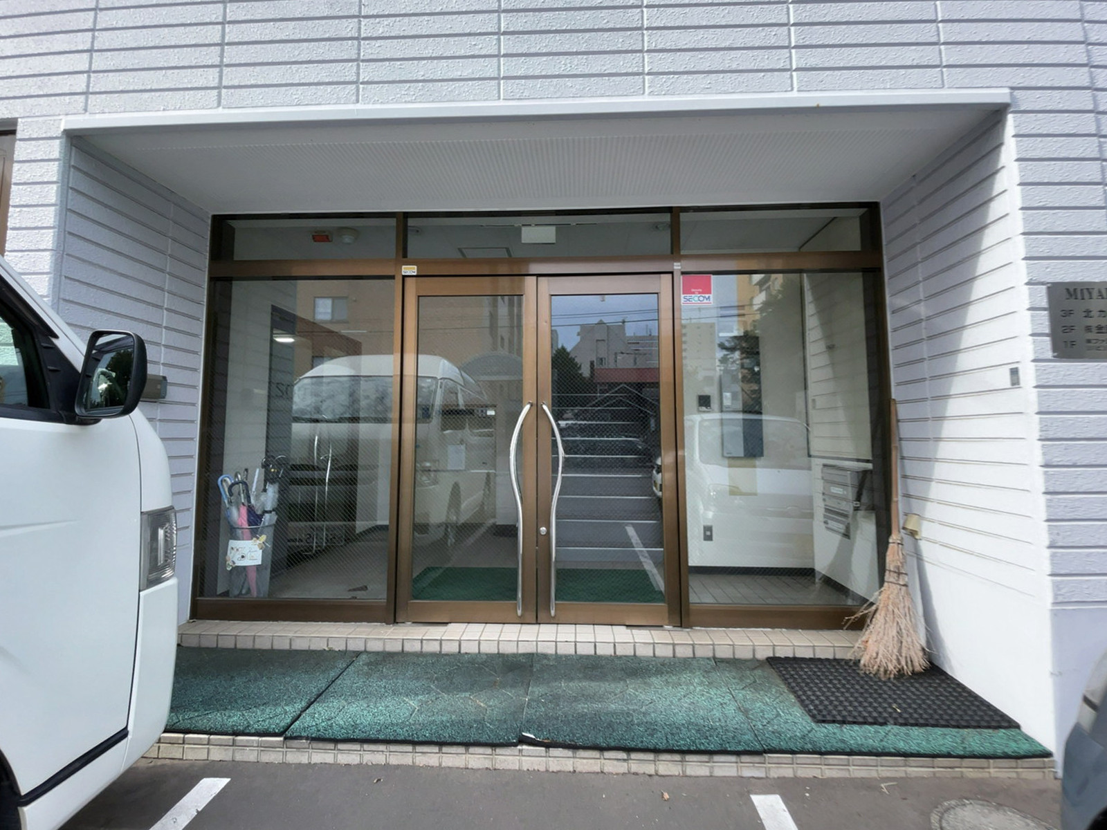 オフィスビル出入口