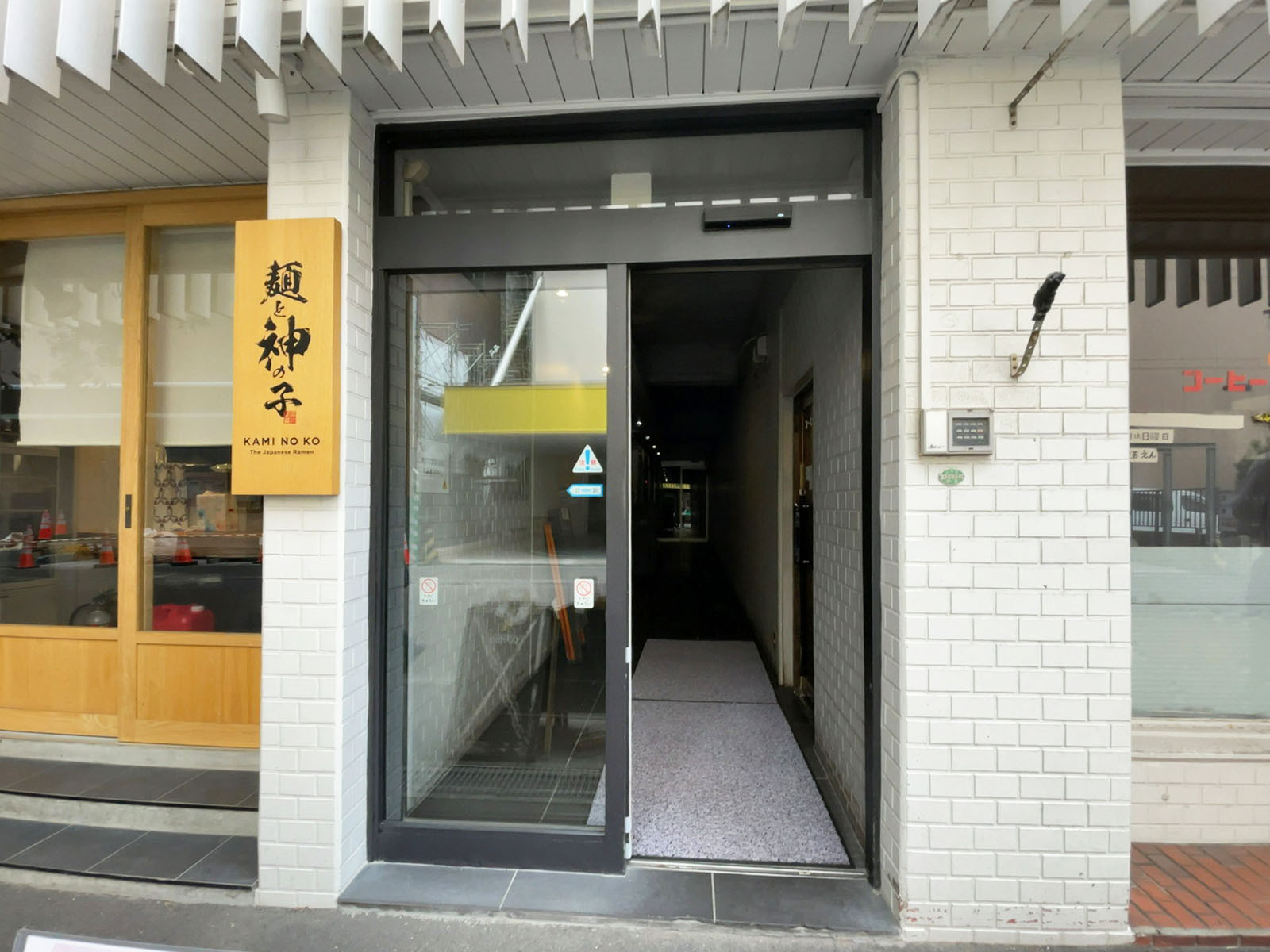オフィスビル出入口