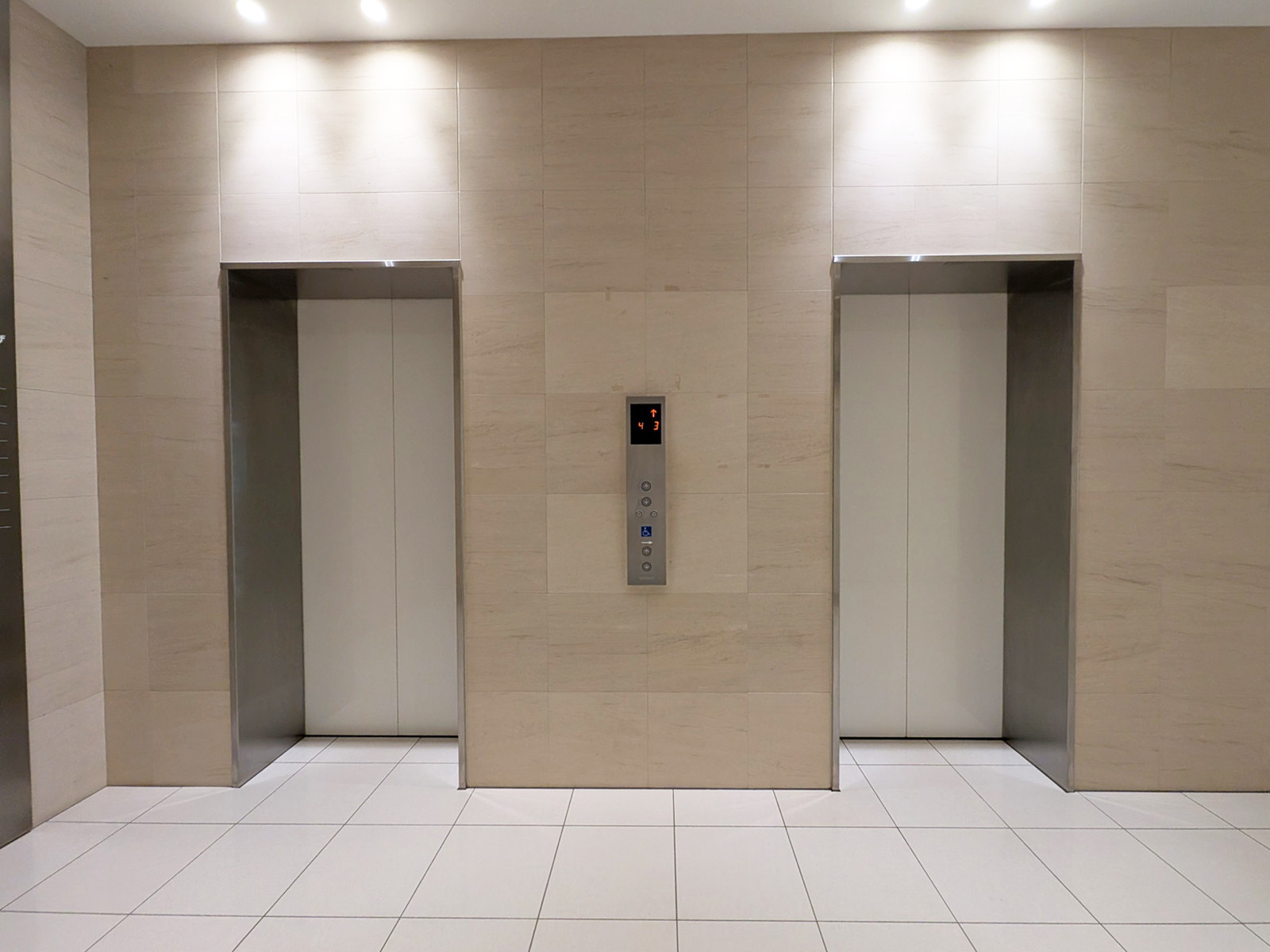 エレベーター(2基)