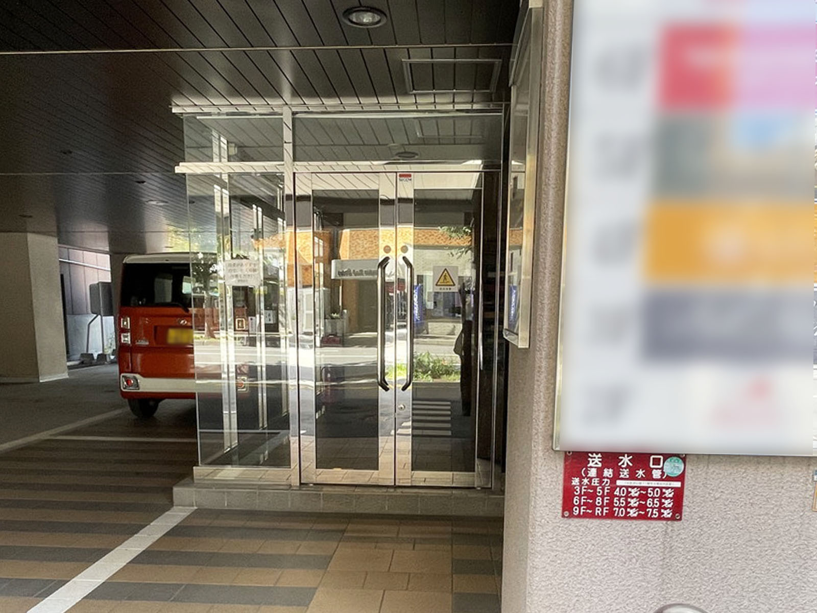 オフィスビル出入口