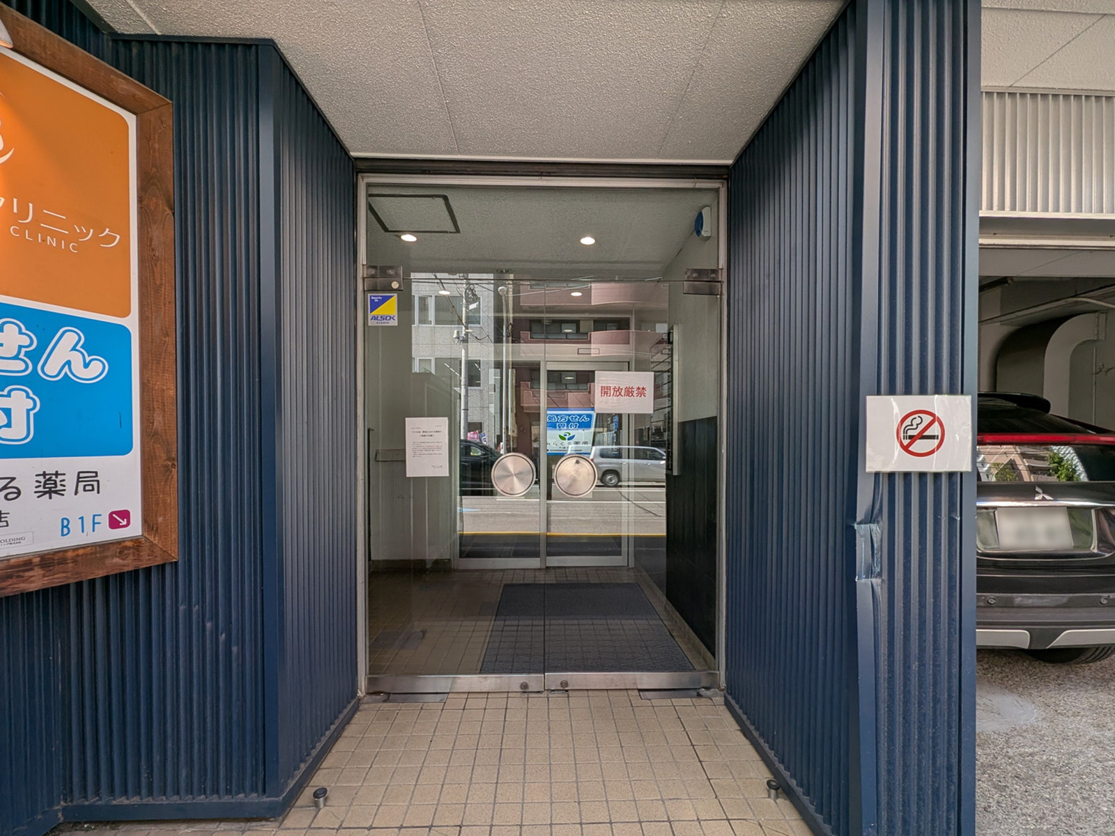 オフィスビル出入口