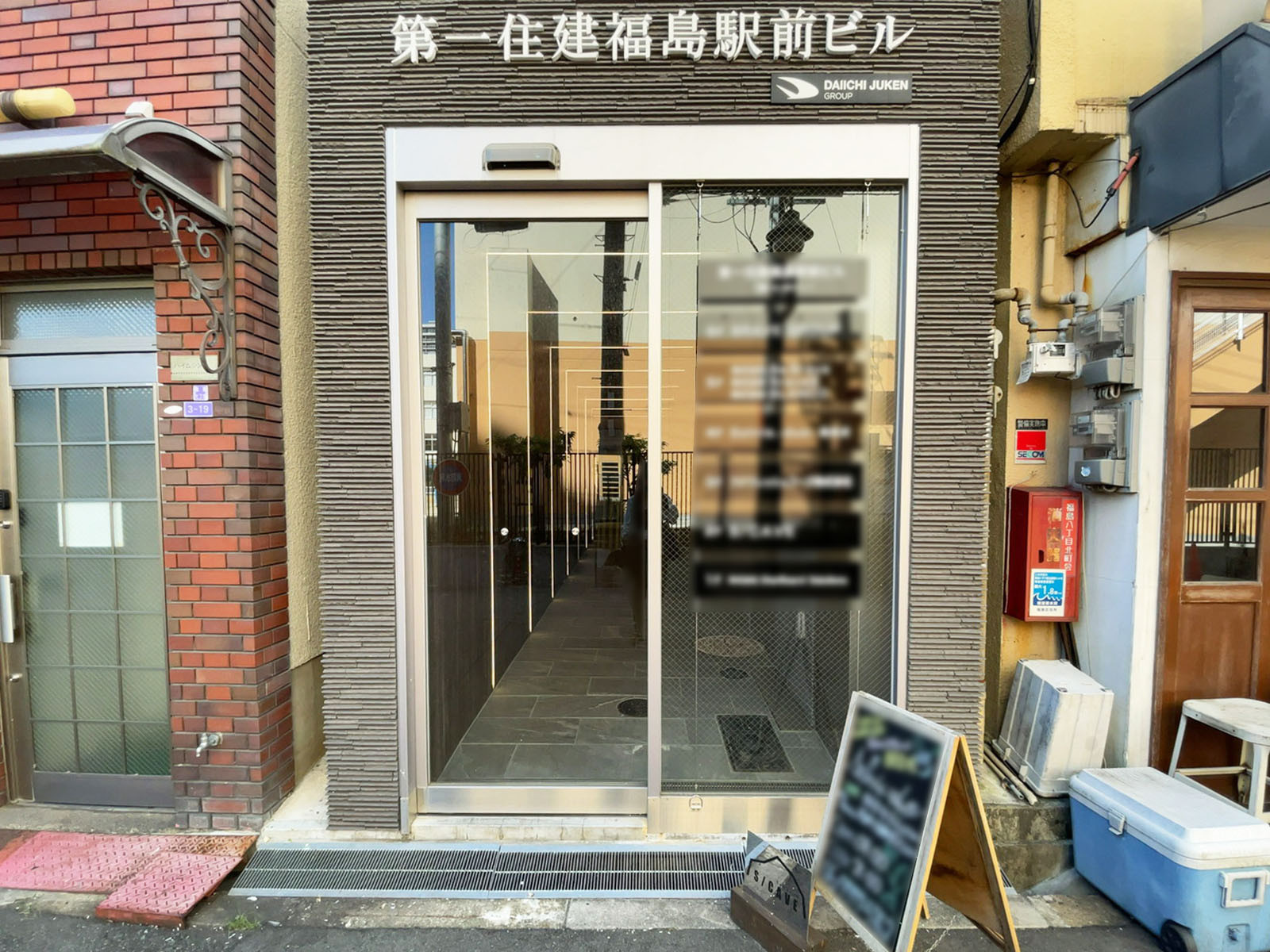 オフィスビル出入口