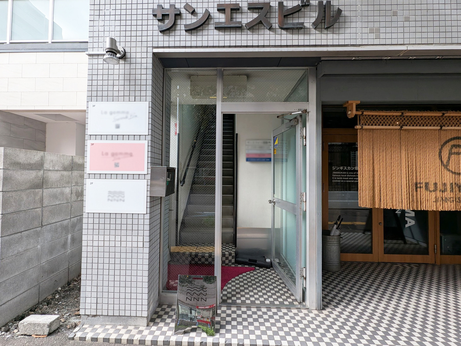 オフィスビル出入口