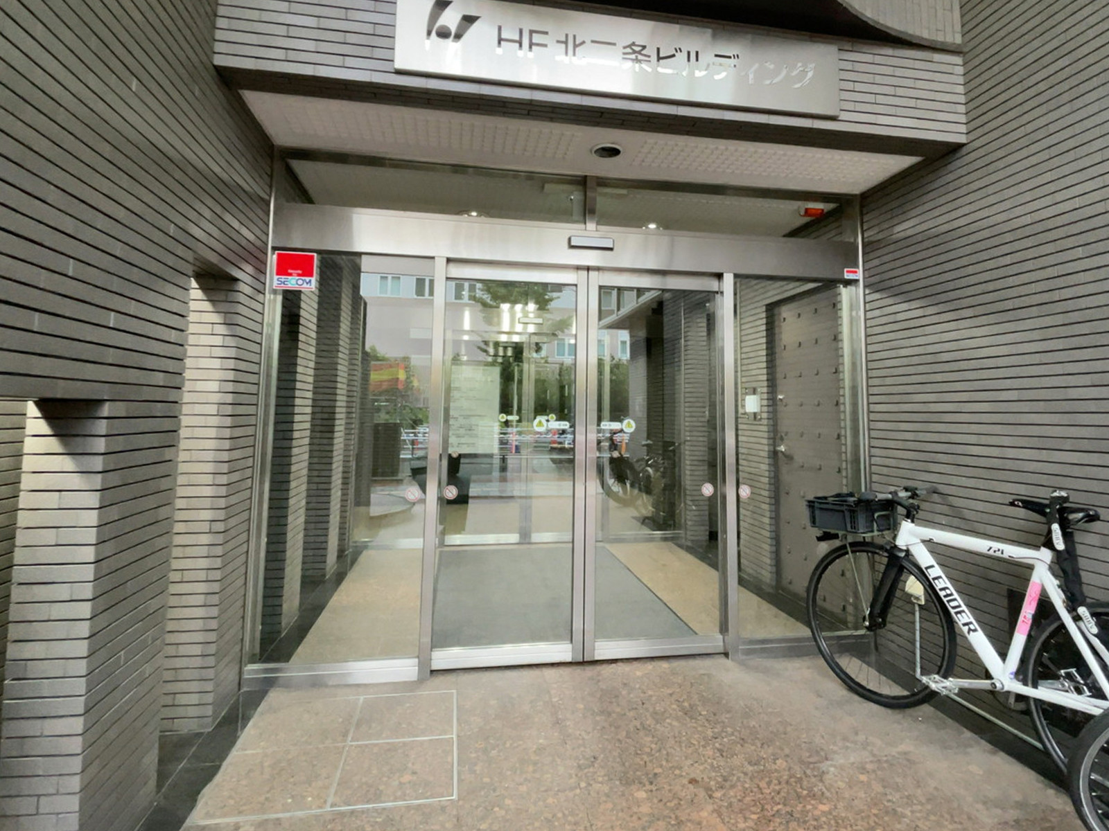 オフィスビル出入口