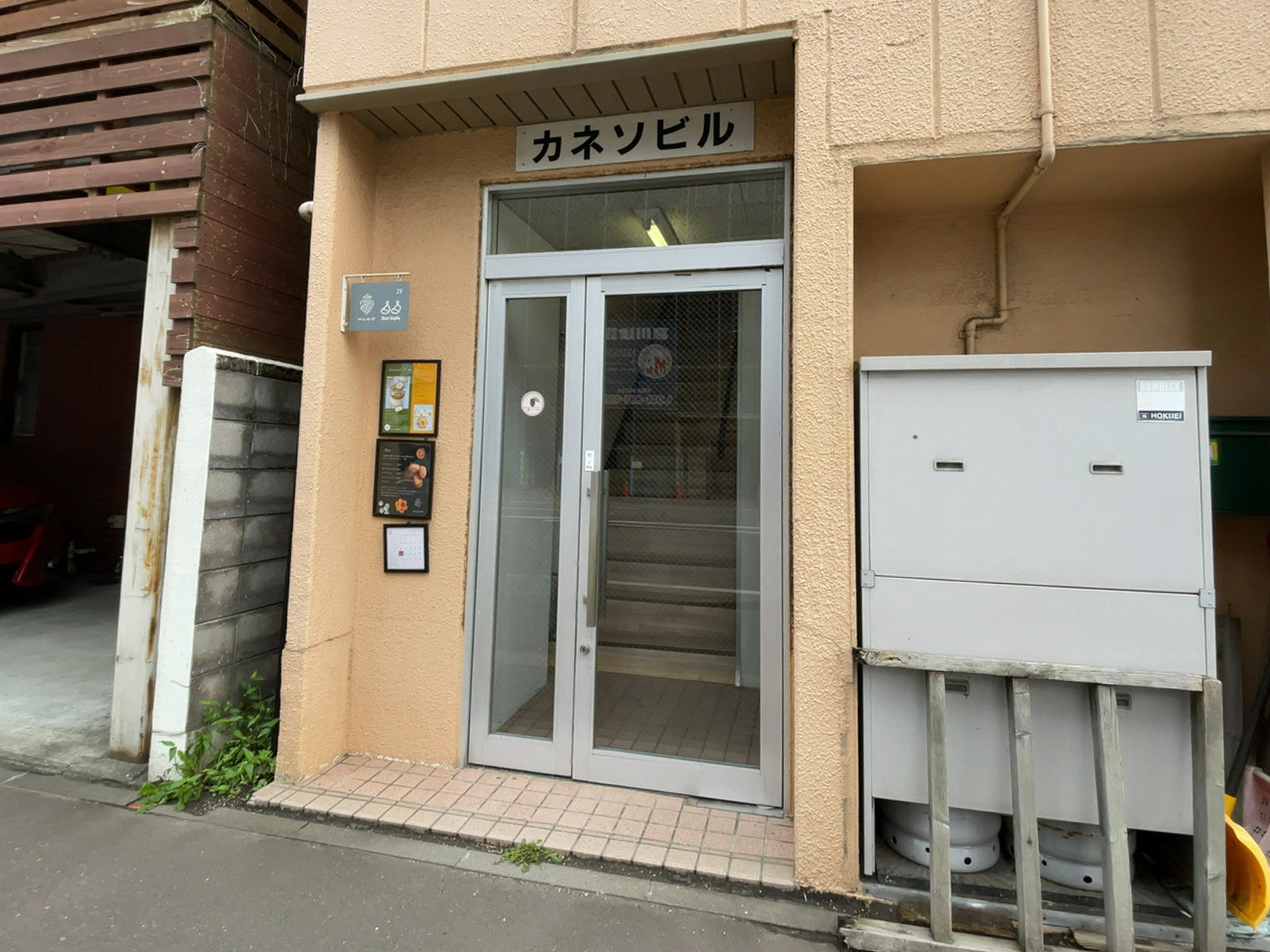 オフィスビル出入口