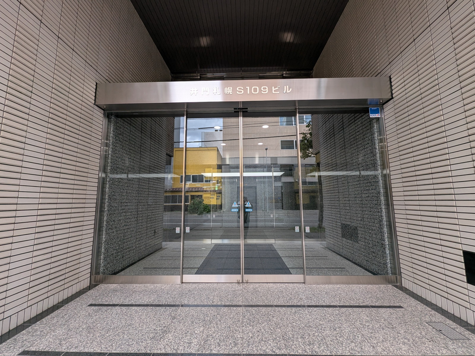 オフィスビル出入口
