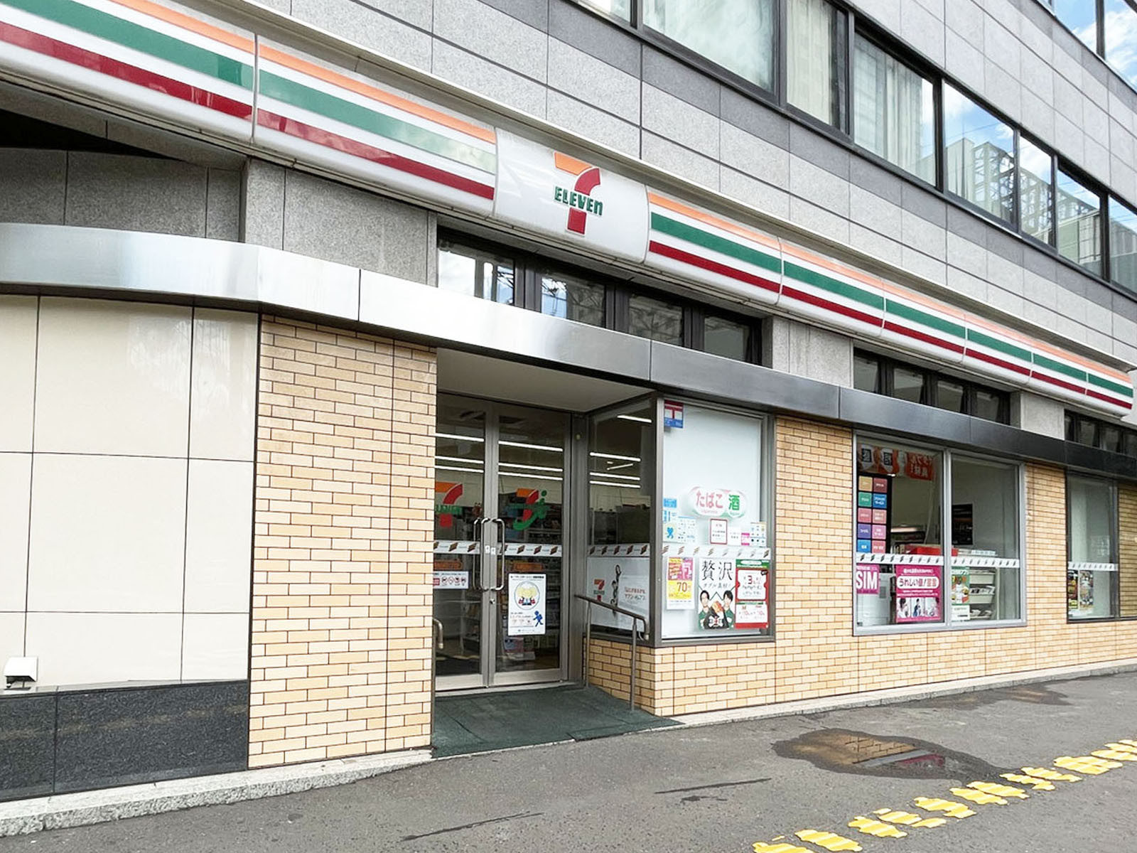 1階のセブン-イレブン 札幌北6条西1丁目店