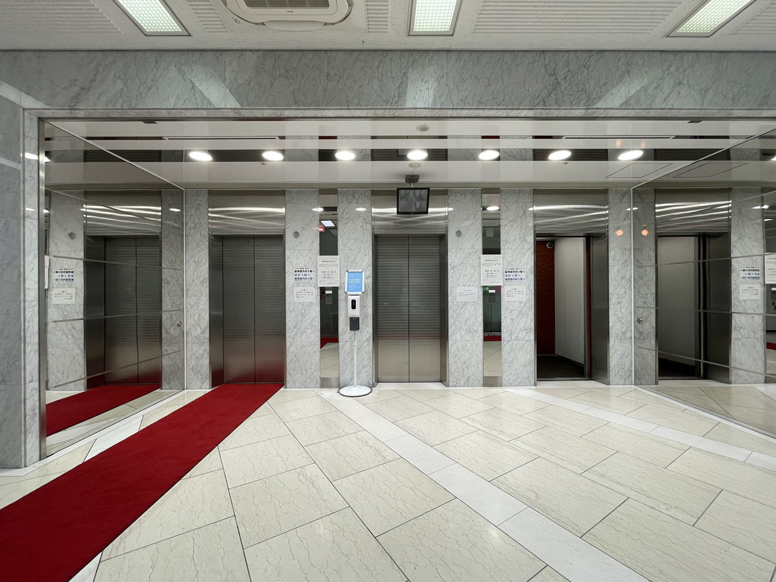 エレベーター(3基)
