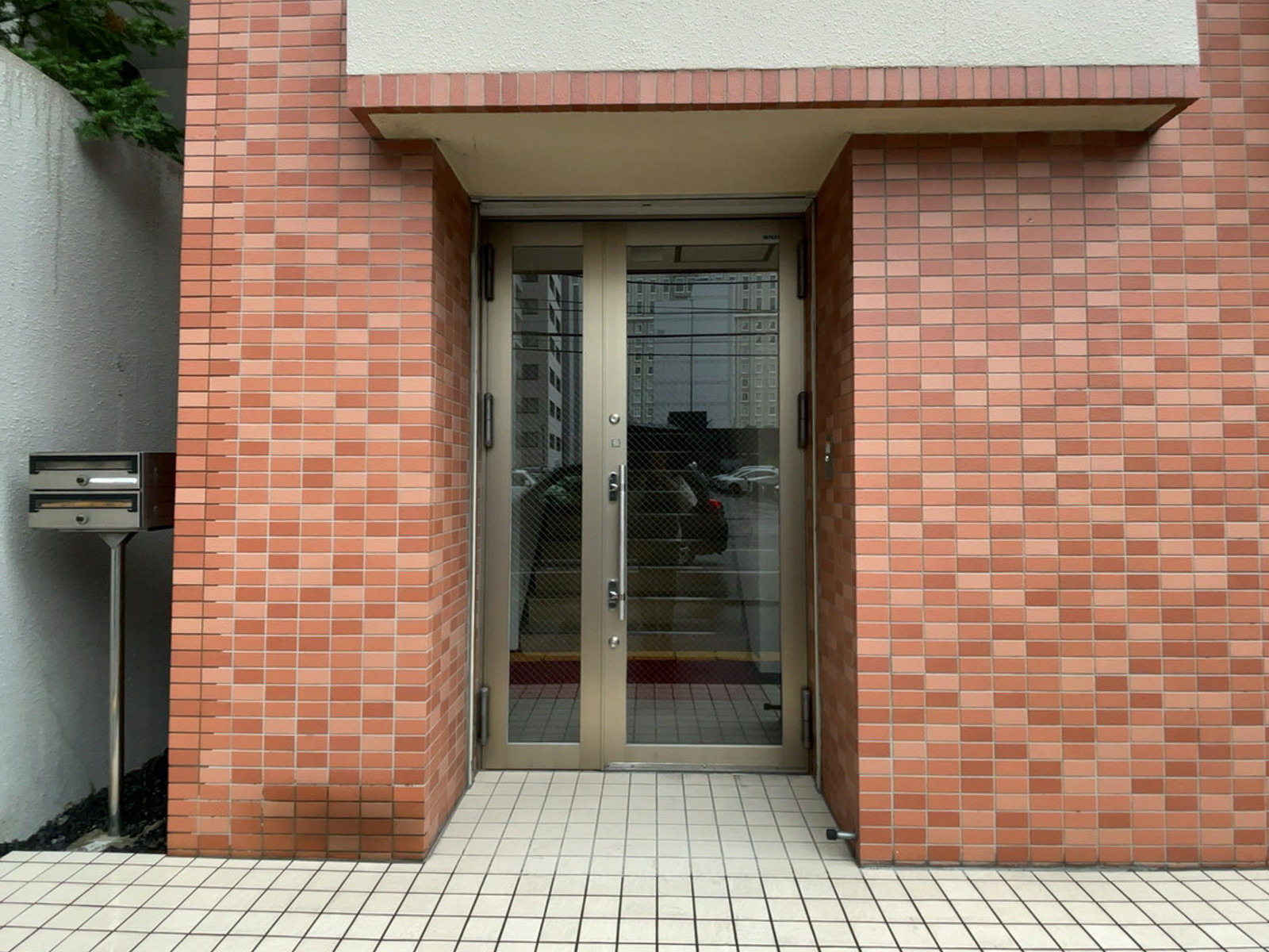 オフィスビル出入口