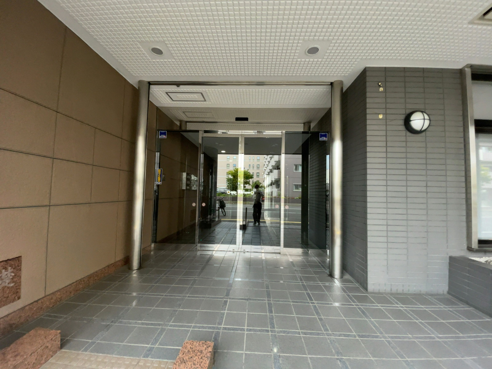オフィスビル出入口