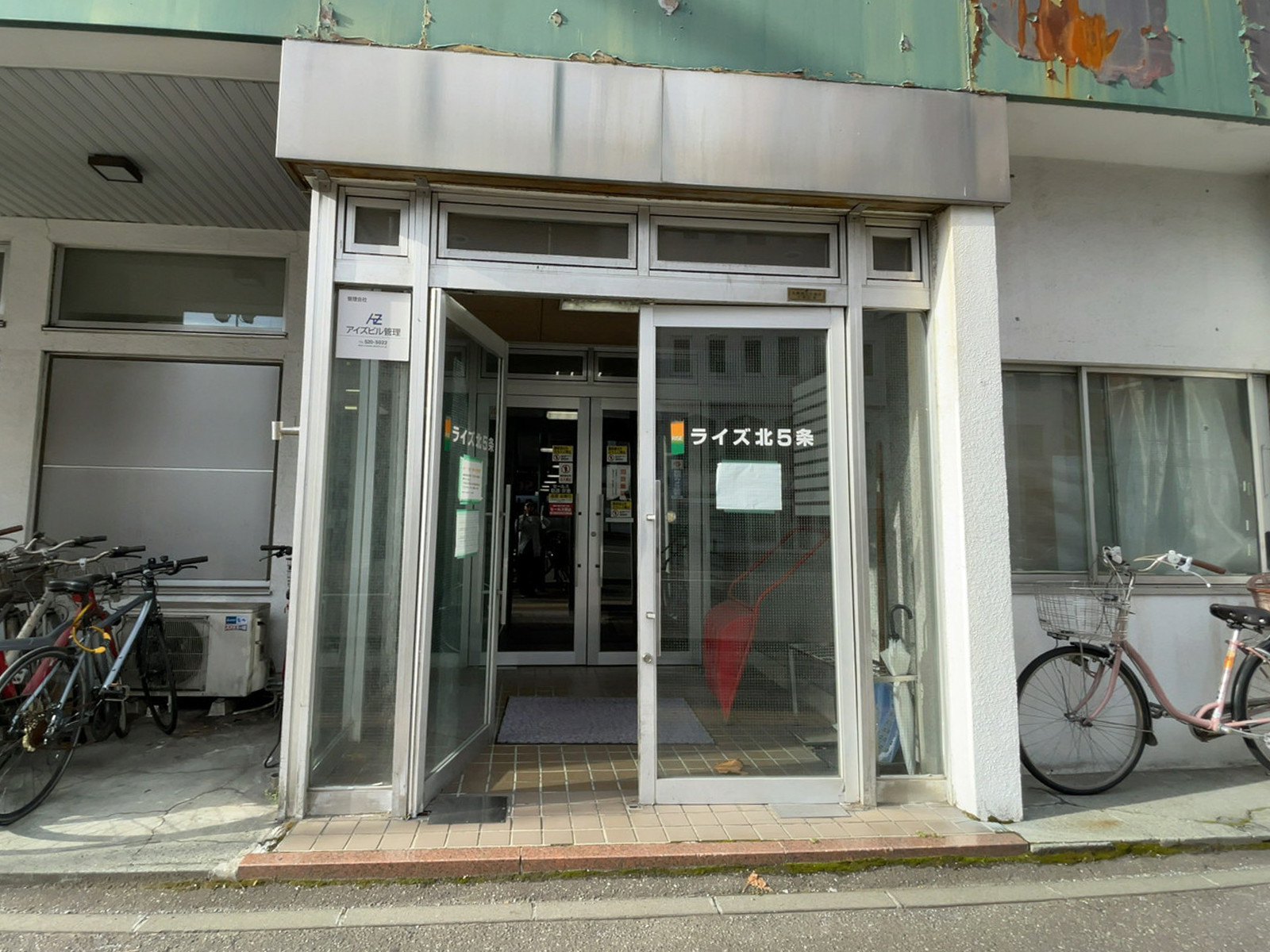 オフィスビル出入口