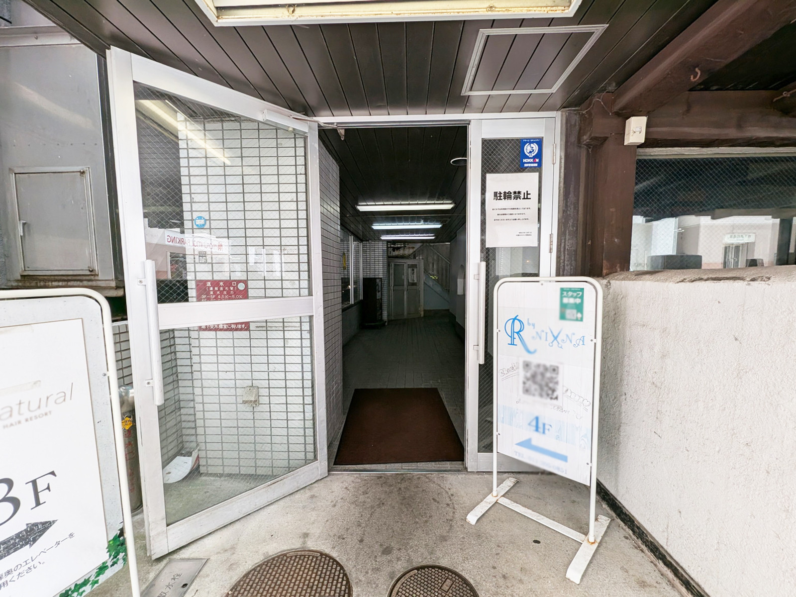 オフィスビル出入口