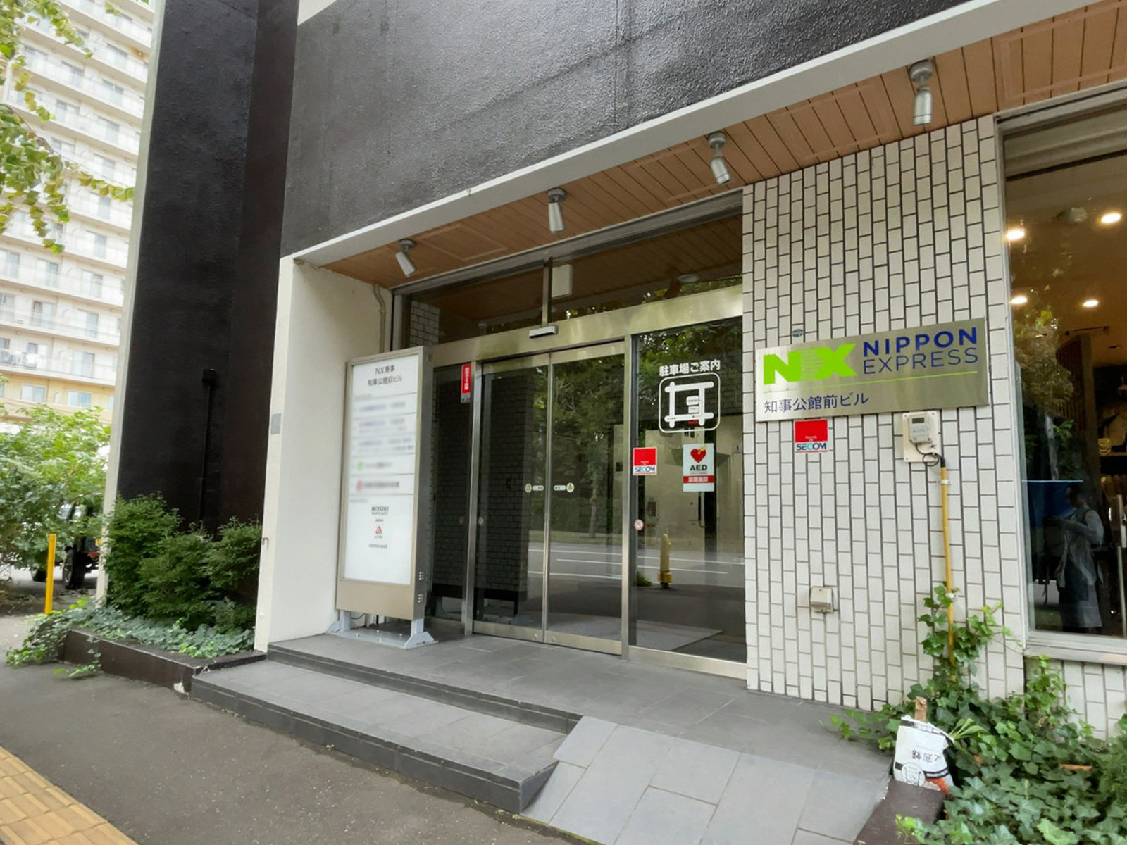 オフィスビル出入口