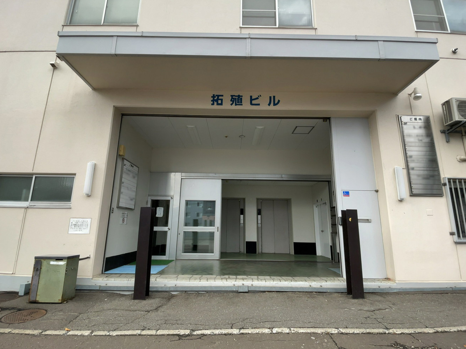 オフィスビル出入口