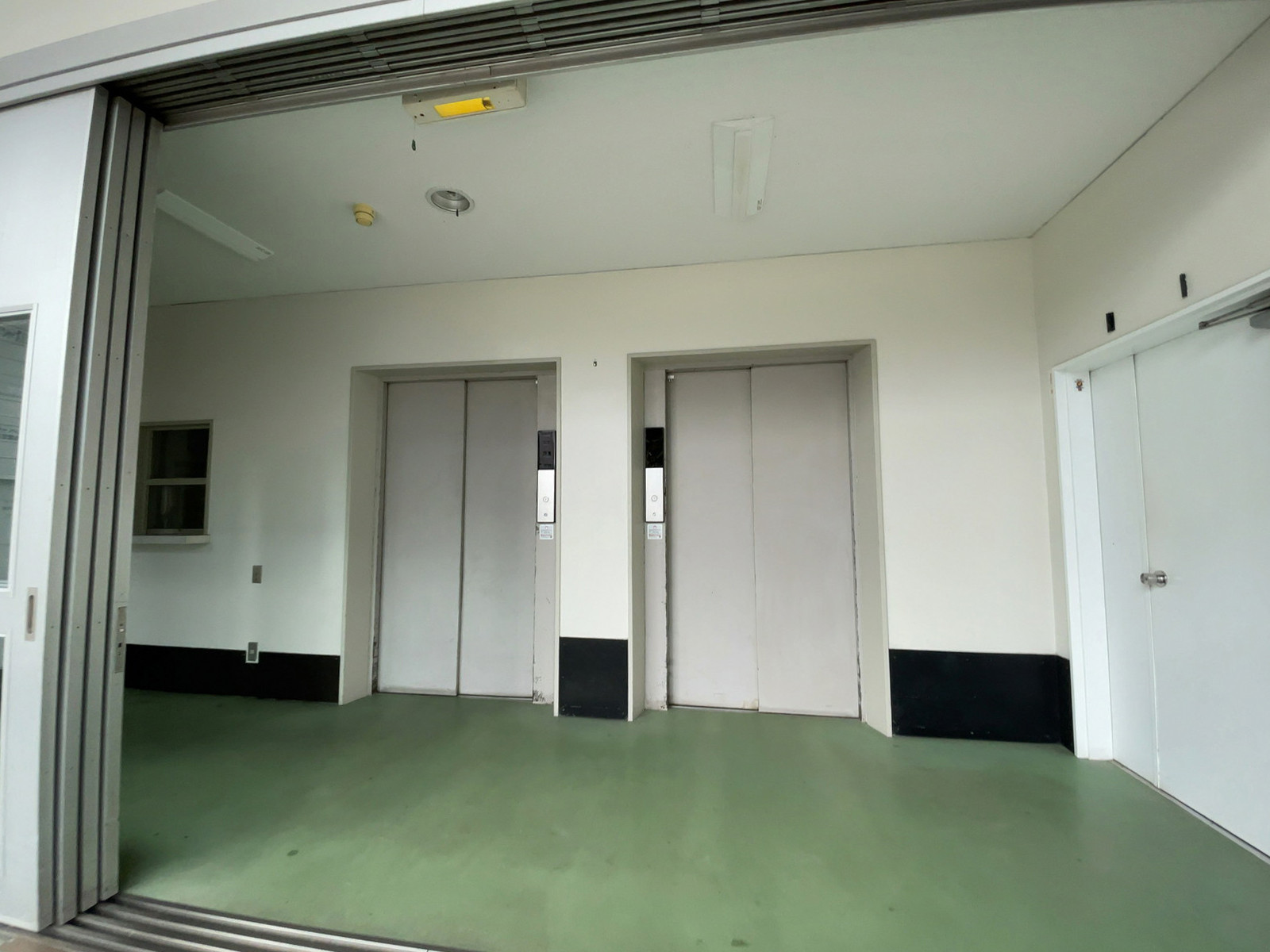 エレベーター(2基)