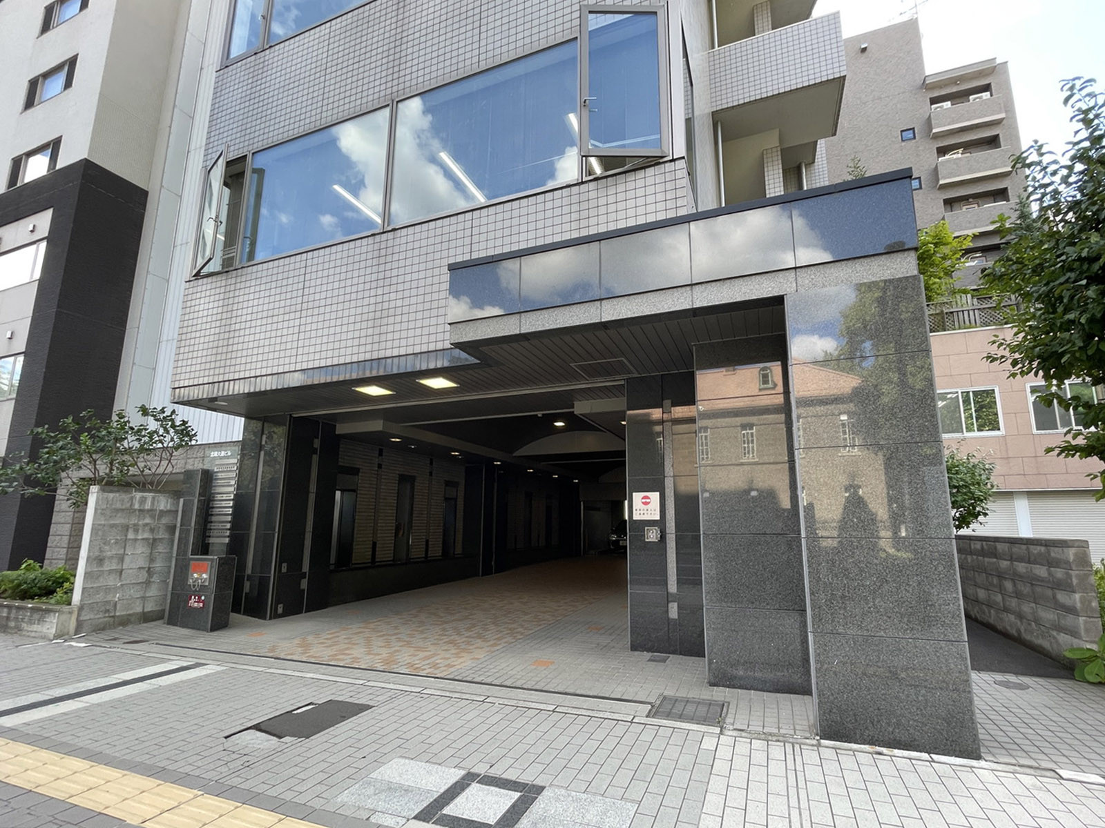 オフィスビル出入口