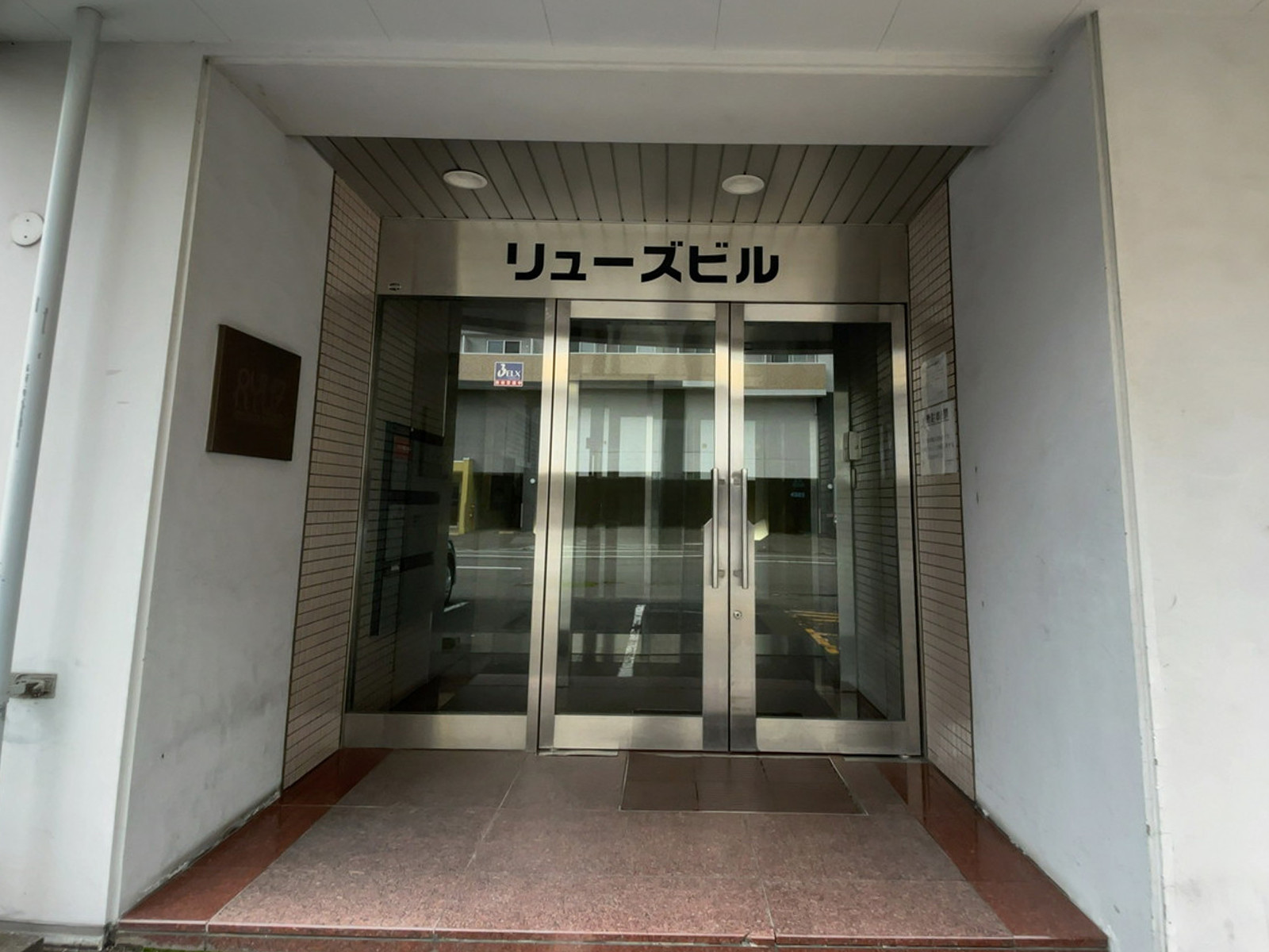 オフィスビル出入口