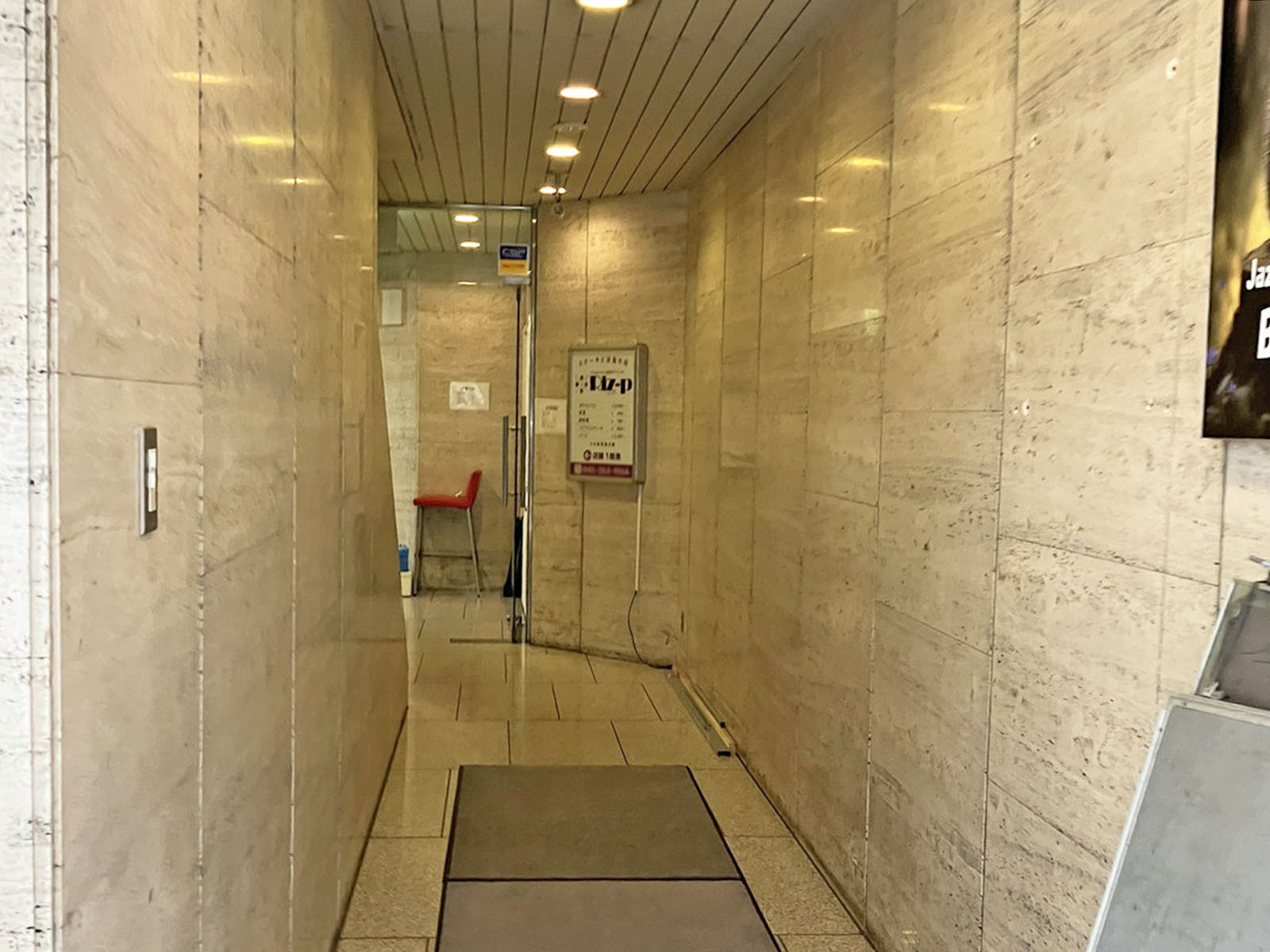 エントランス前の通路