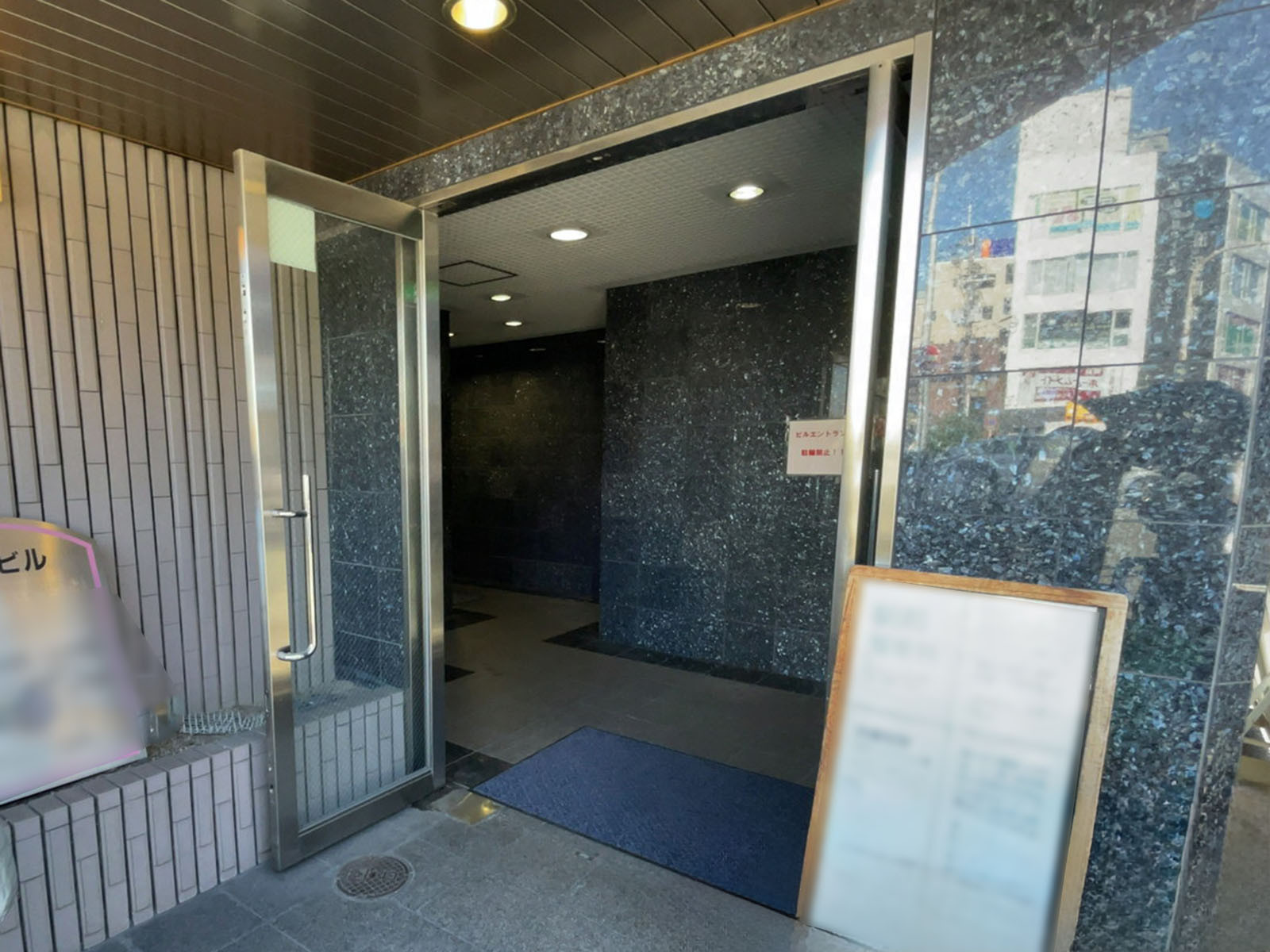 オフィスビル出入口