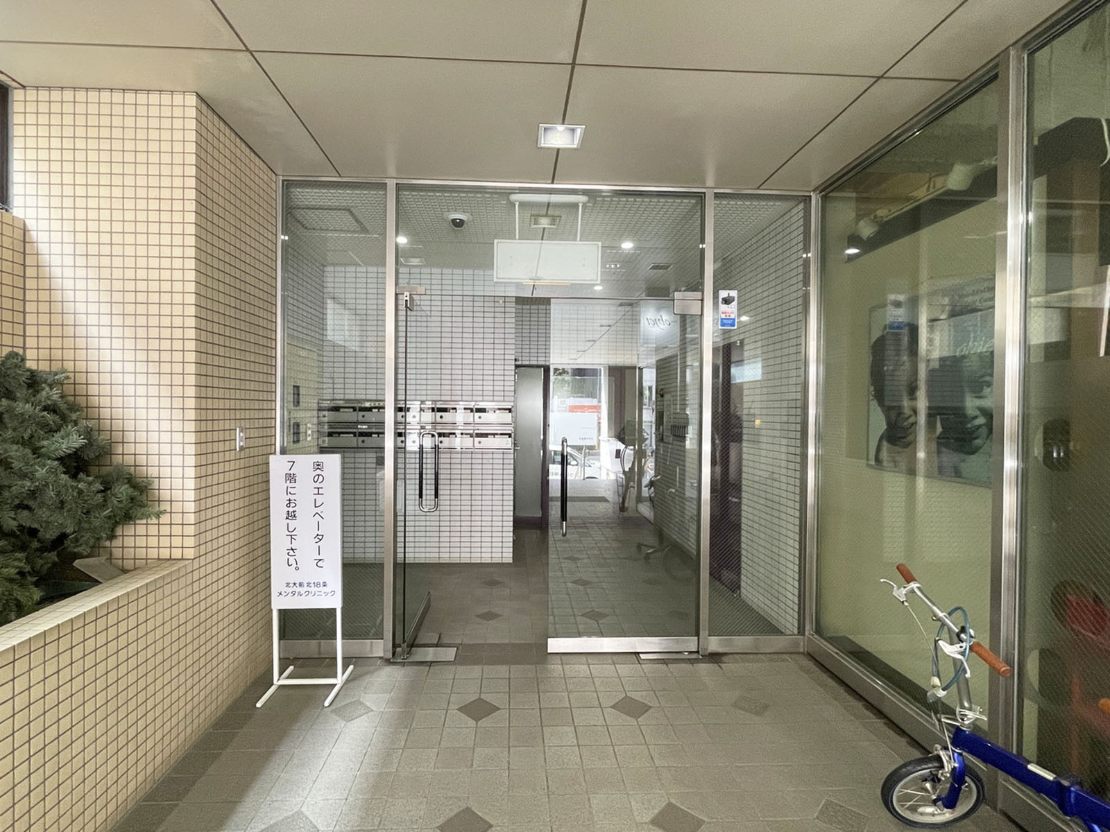 オフィスビル出入口