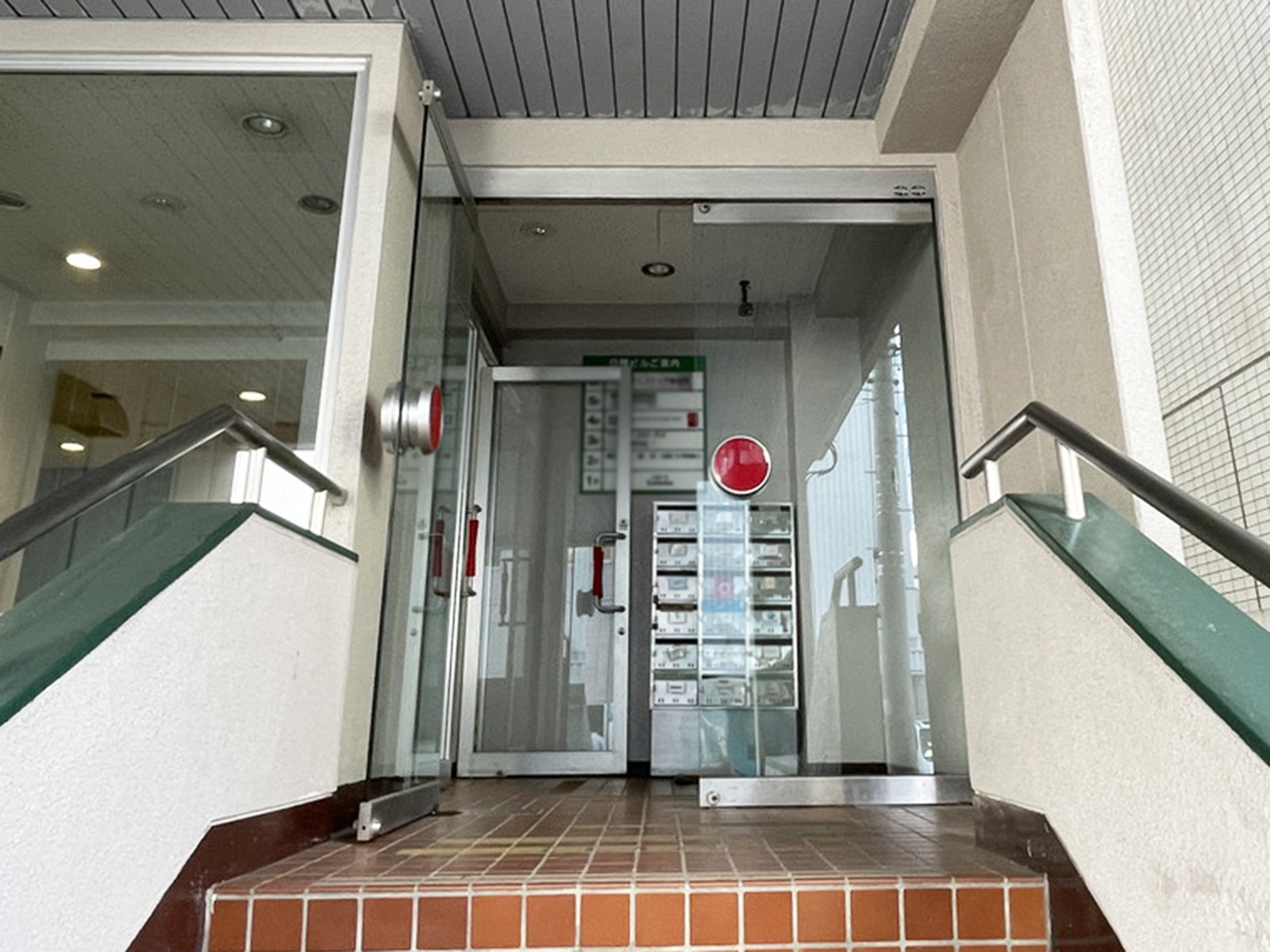 オフィスビル出入口