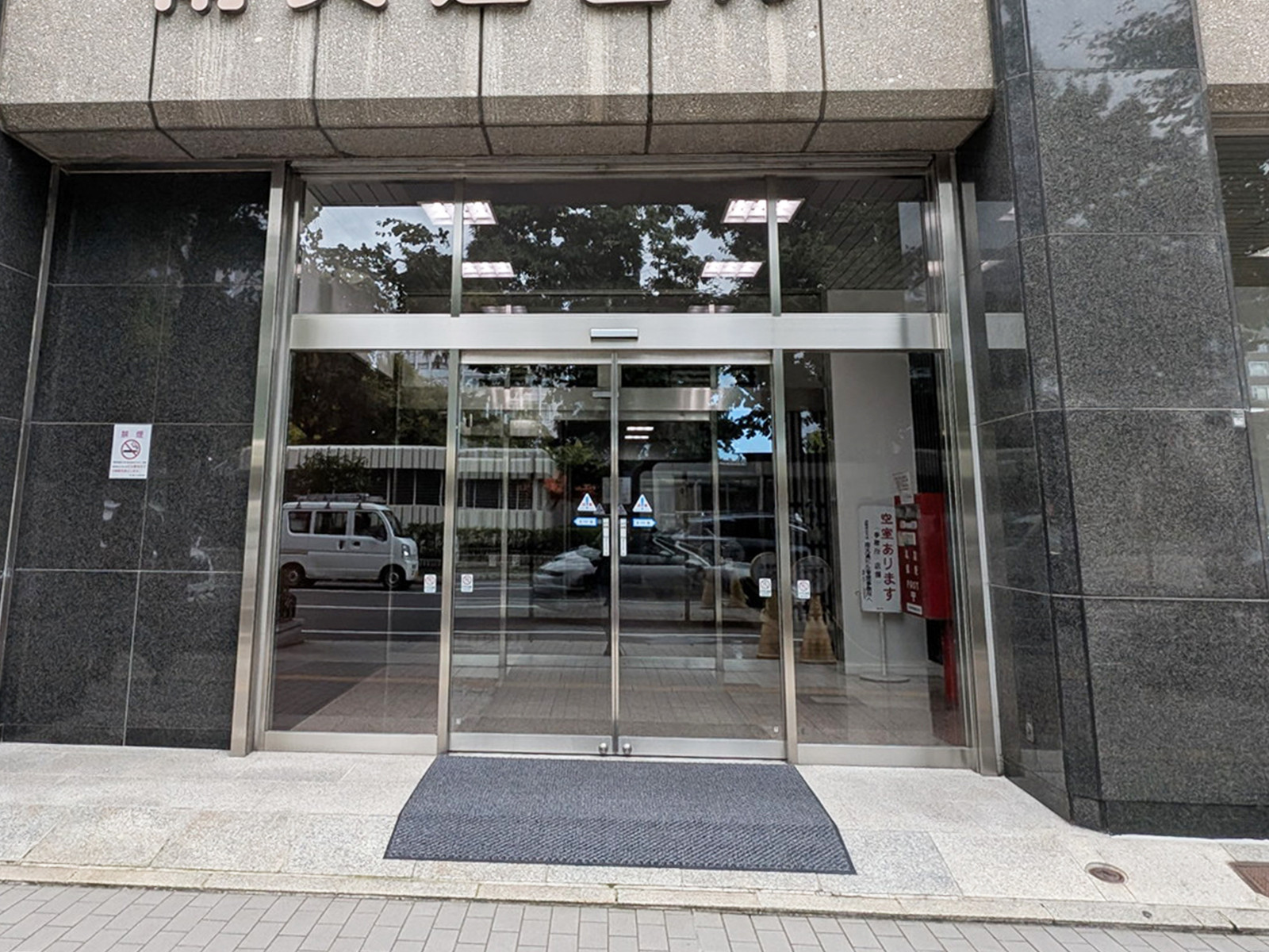 オフィスビル出入口