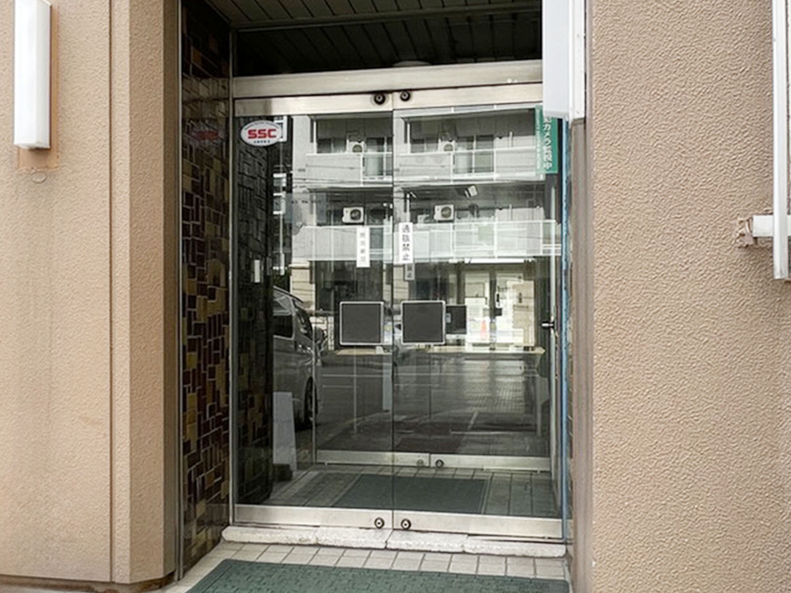 オフィスビル出入口