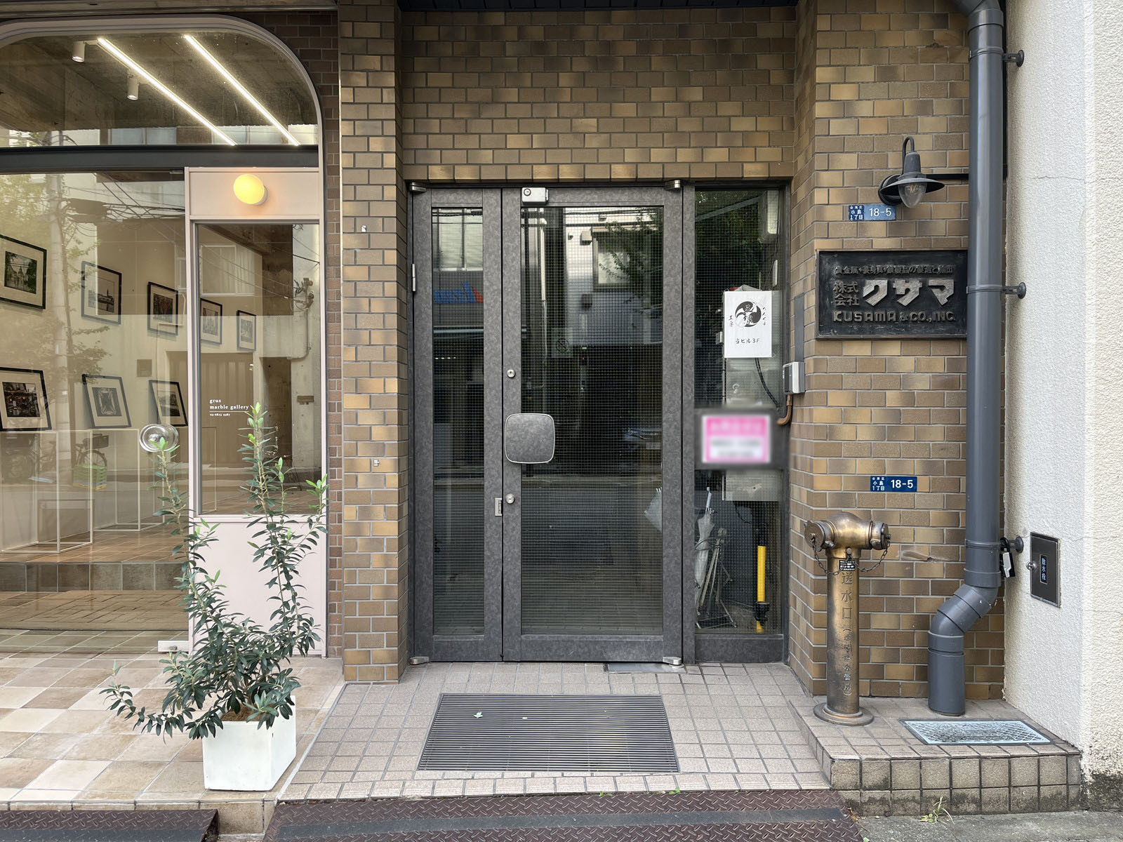 オフィスビル出入口