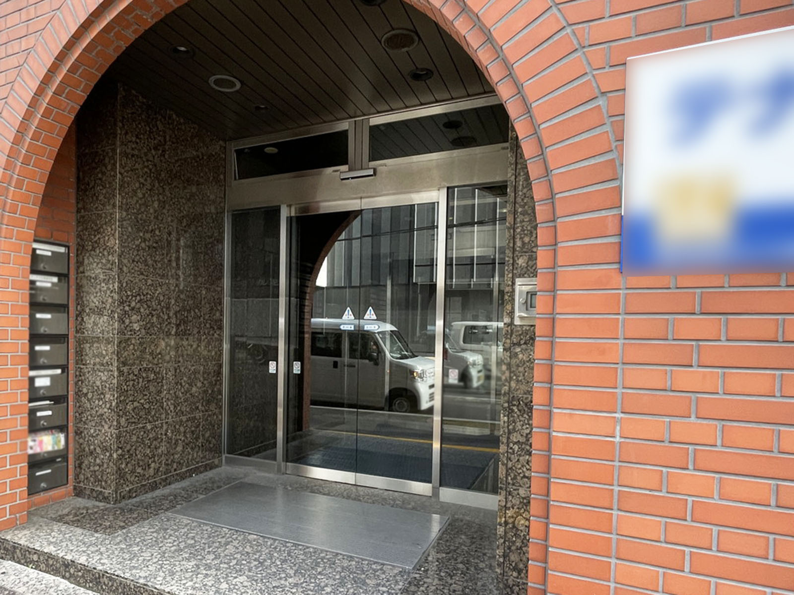 オフィスビル出入口